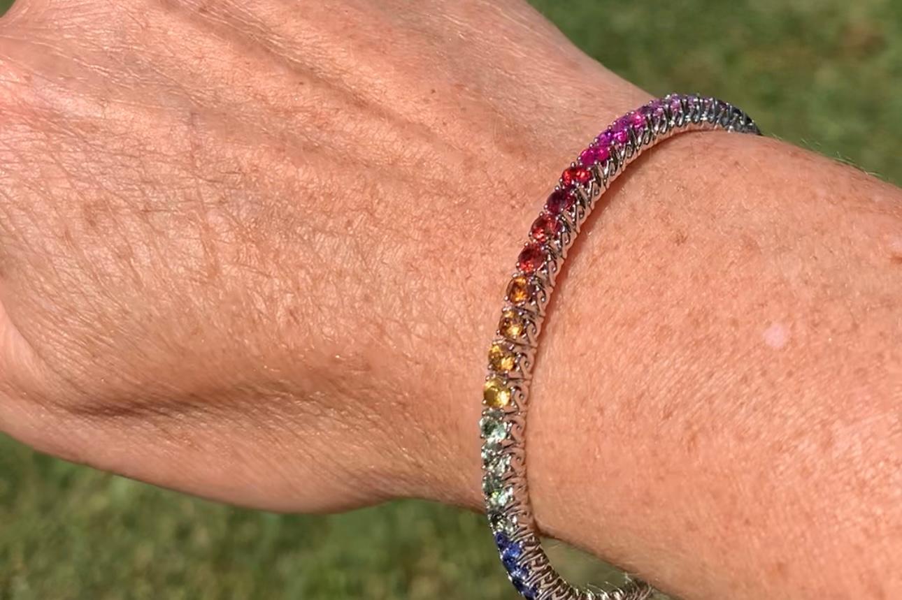 18 Karat  Gold Stretchy Bracelet with Rainbow Sapphires For Sale 4