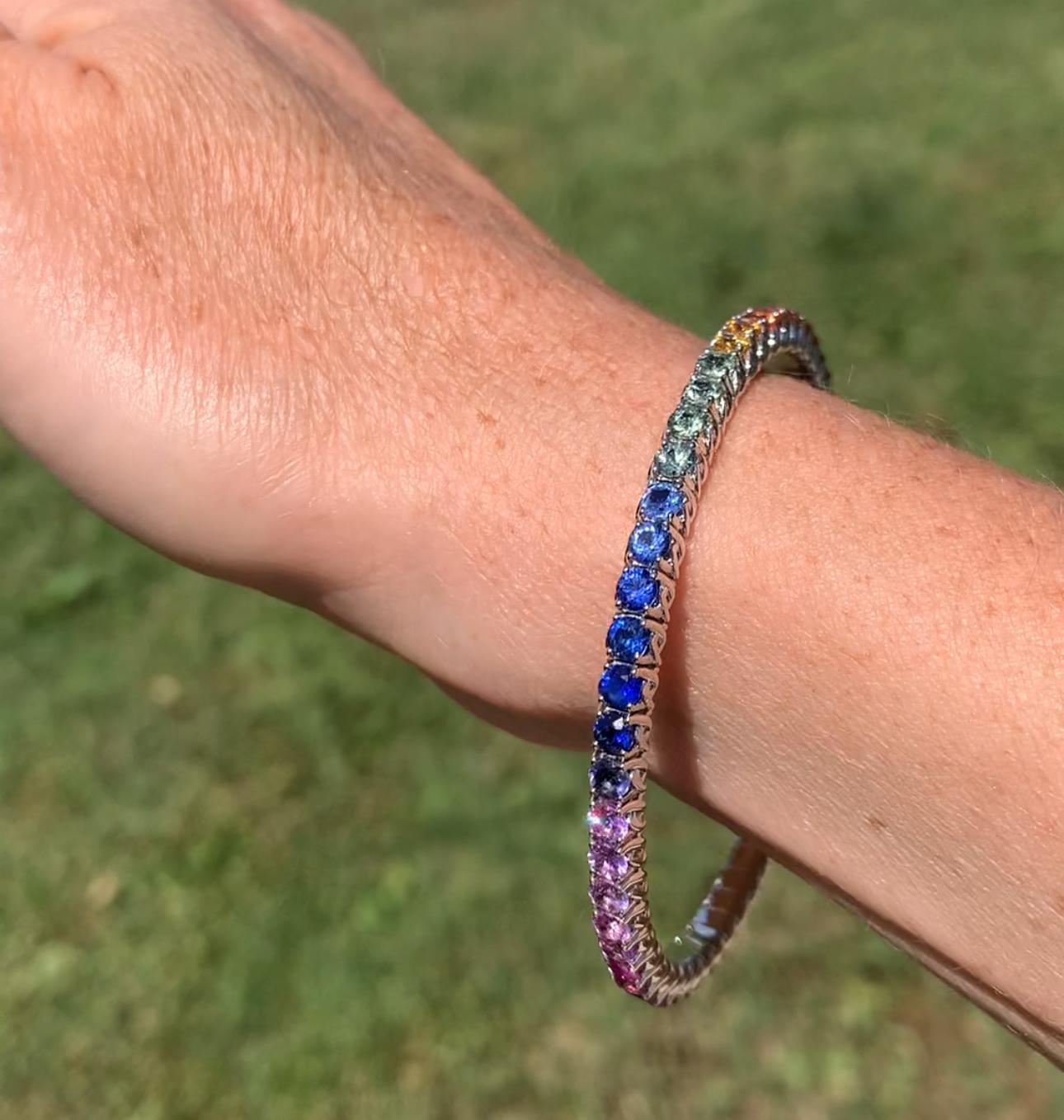 18 Karat  Gold Stretchy Bracelet with Rainbow Sapphires For Sale 1
