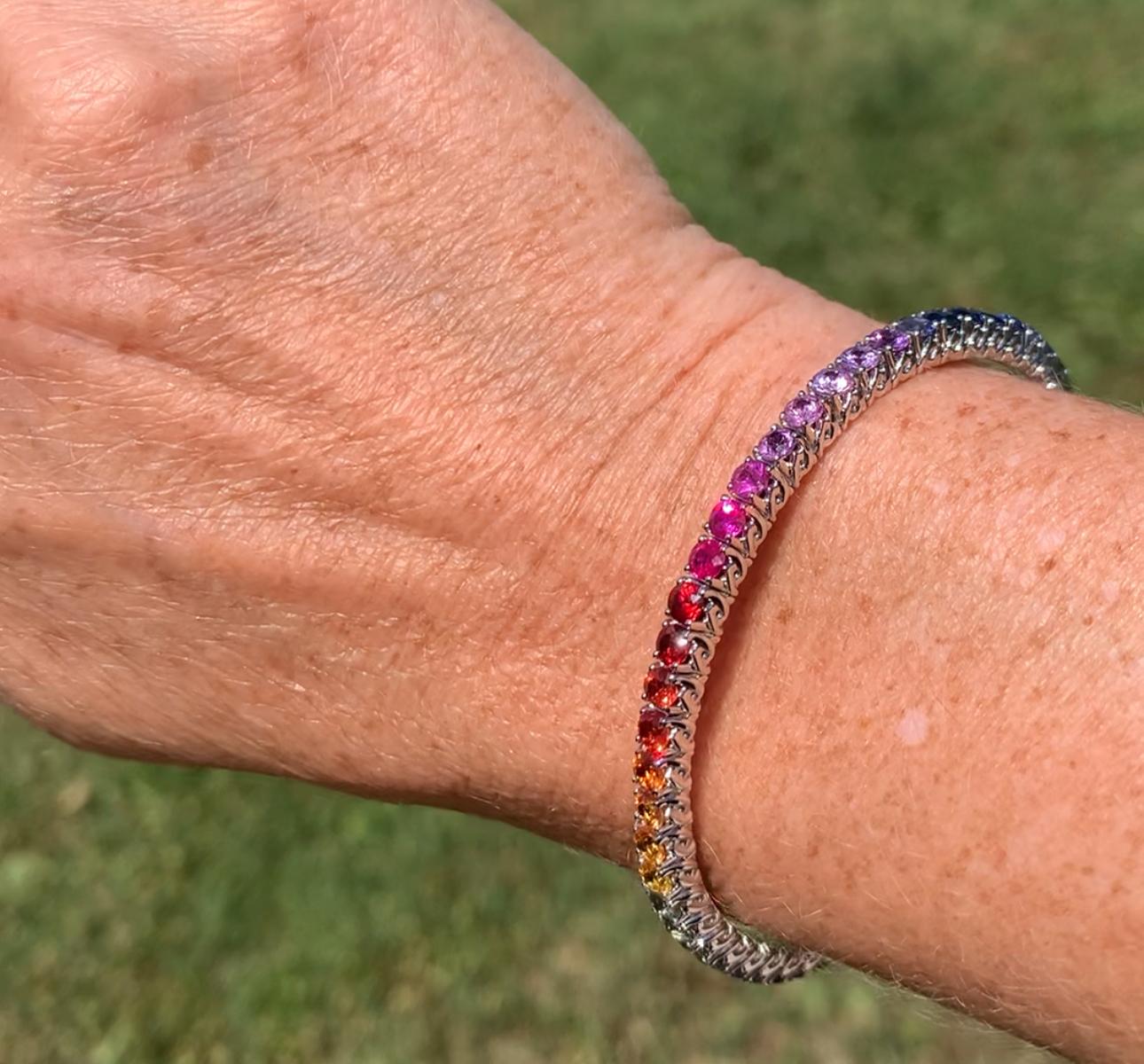 18 Karat  Gold Stretchy Bracelet with Rainbow Sapphires For Sale 2