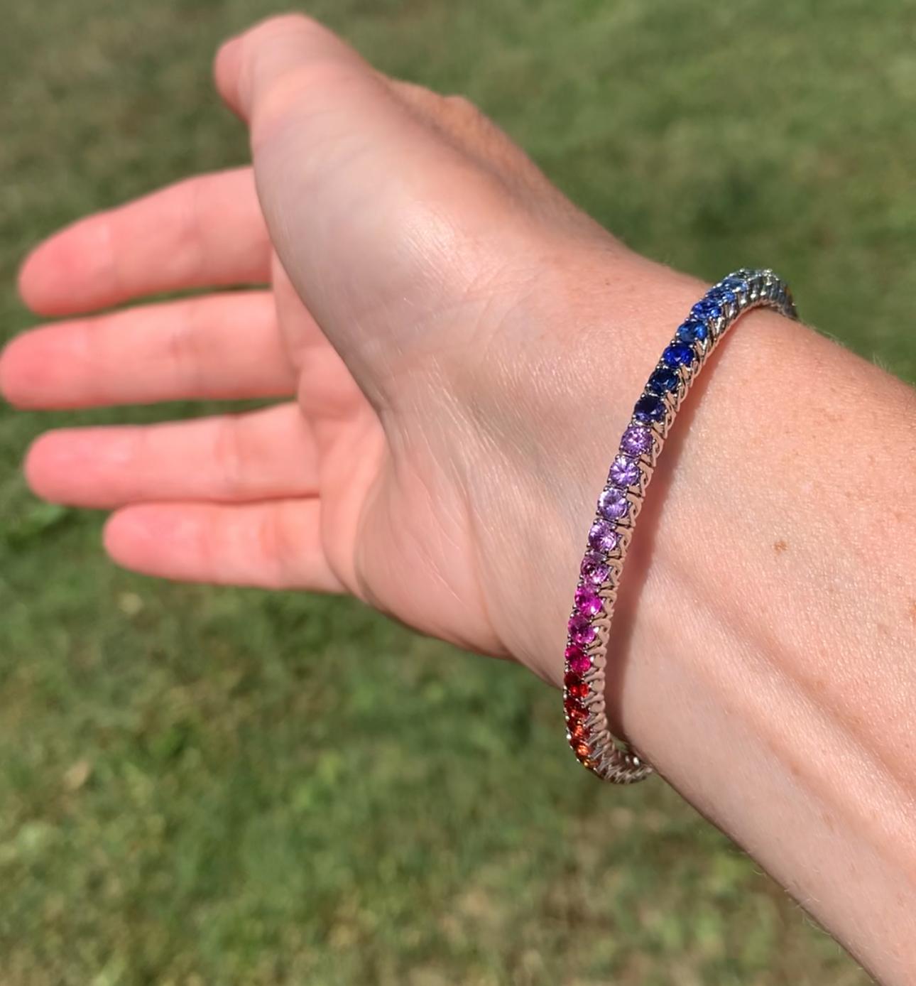 18 Karat  Gold Stretchy Bracelet with Rainbow Sapphires For Sale 3