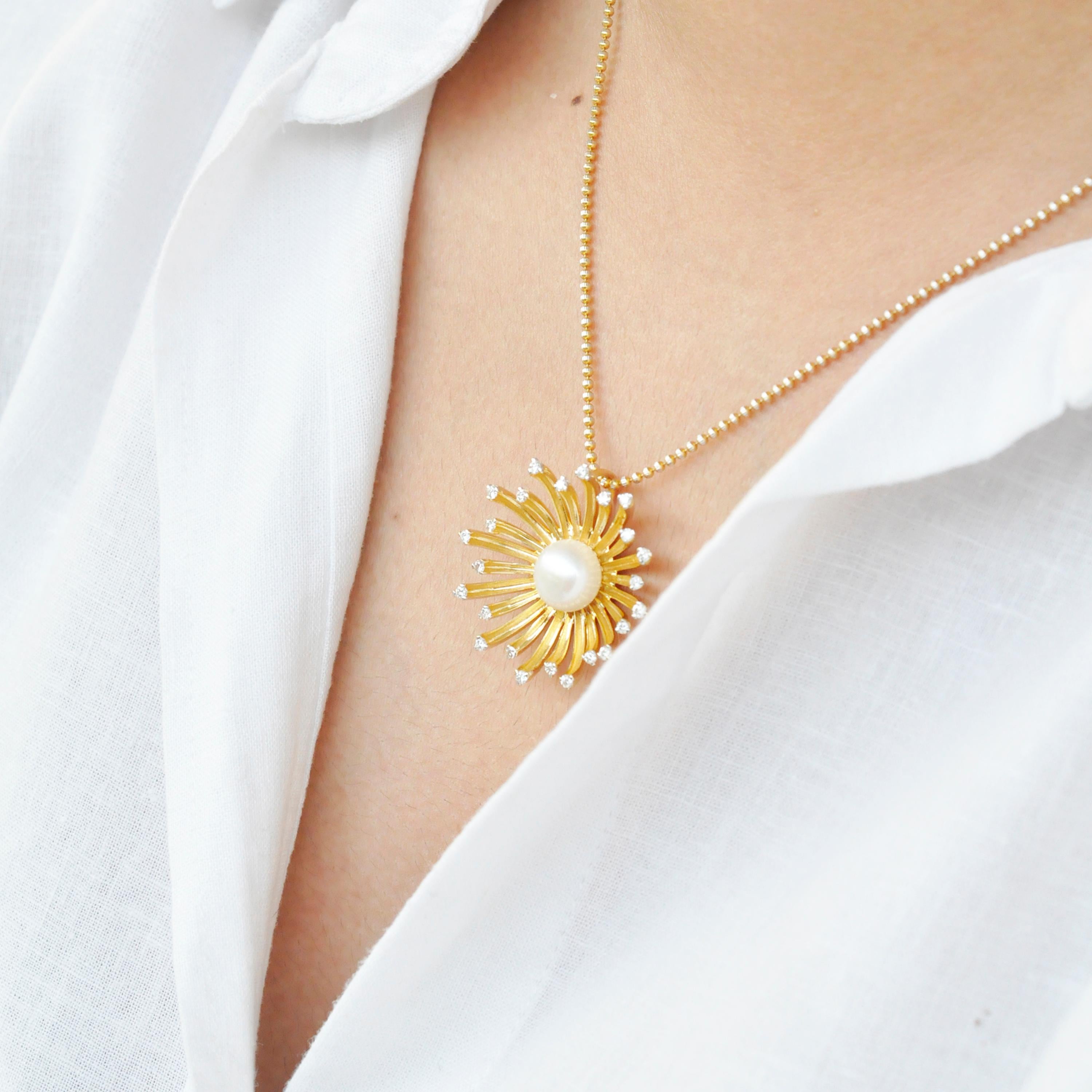 Contemporain Collier pendentif en or 18 carats avec perle de tournesol et diamant en vente