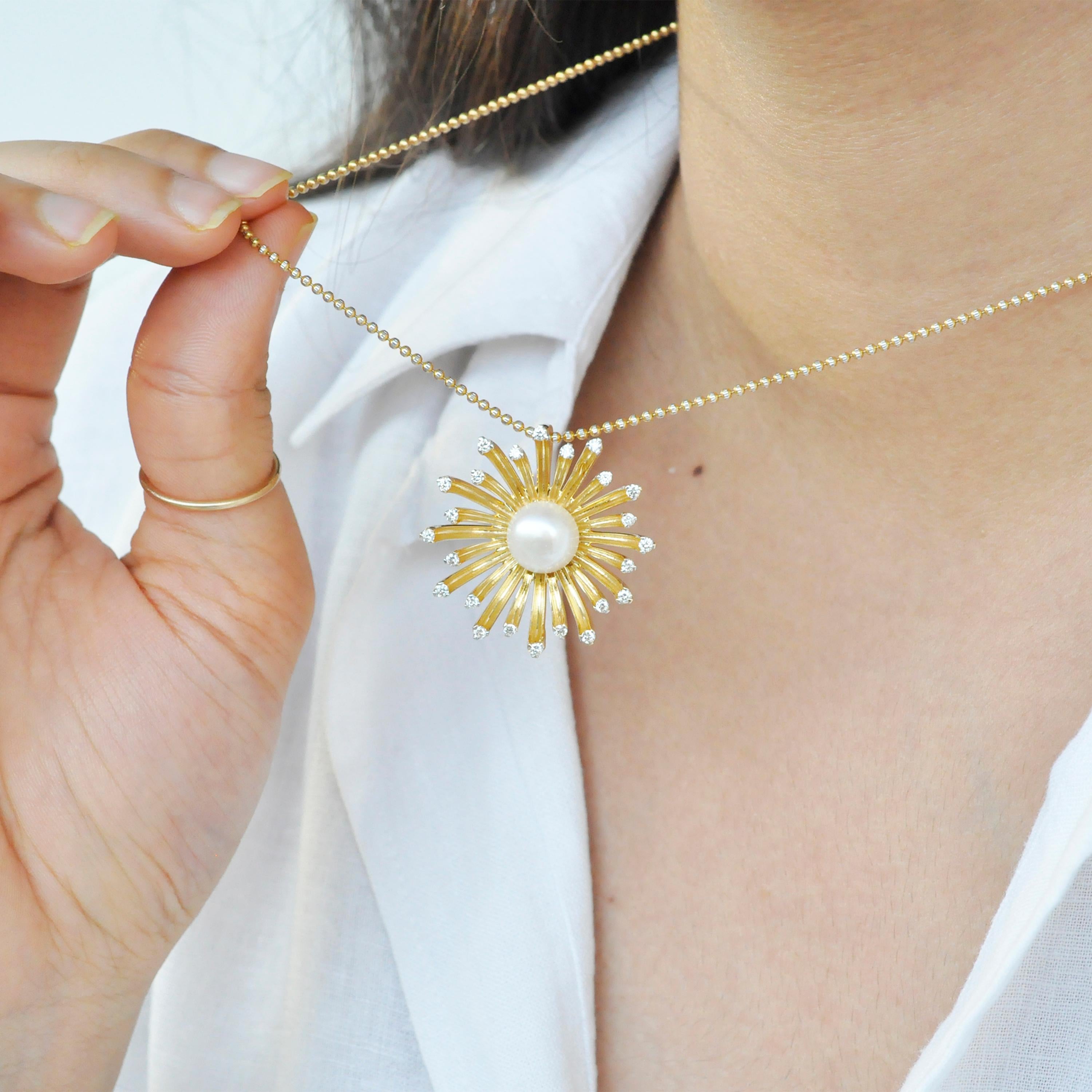 Taille cabochon Collier pendentif en or 18 carats avec perle de tournesol et diamant en vente