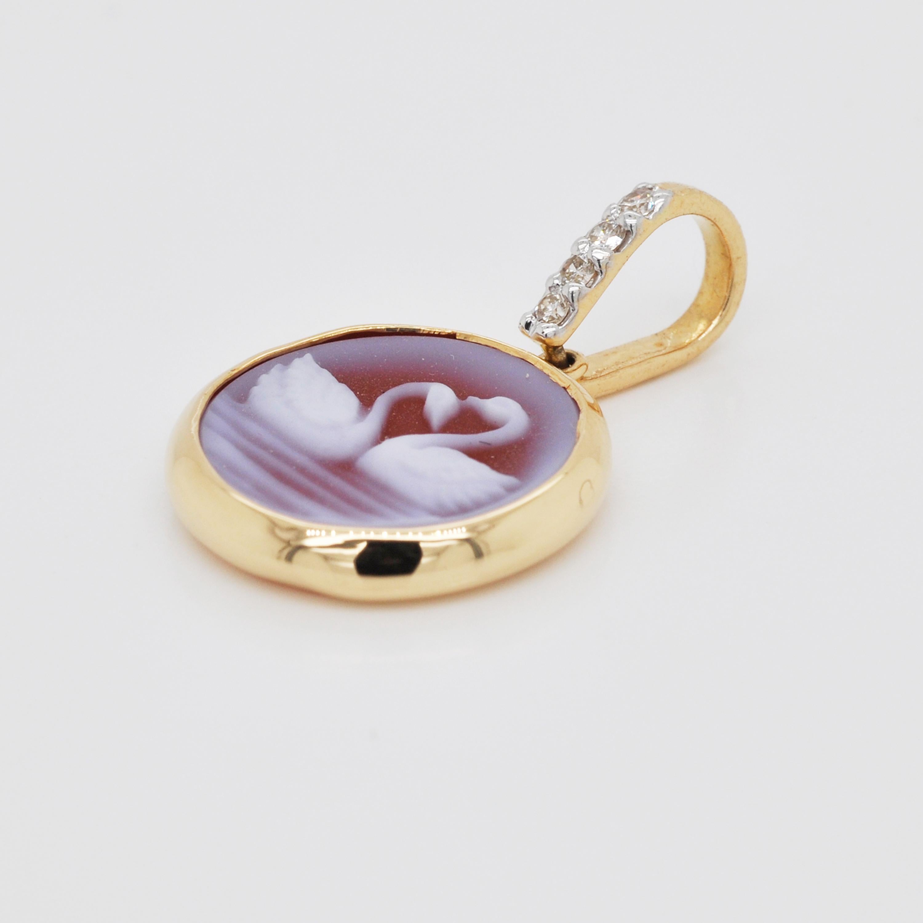Round Cut 18 Karat Gold Swan Natural Agate Gemstone Cameo Diamond Pendant Necklace