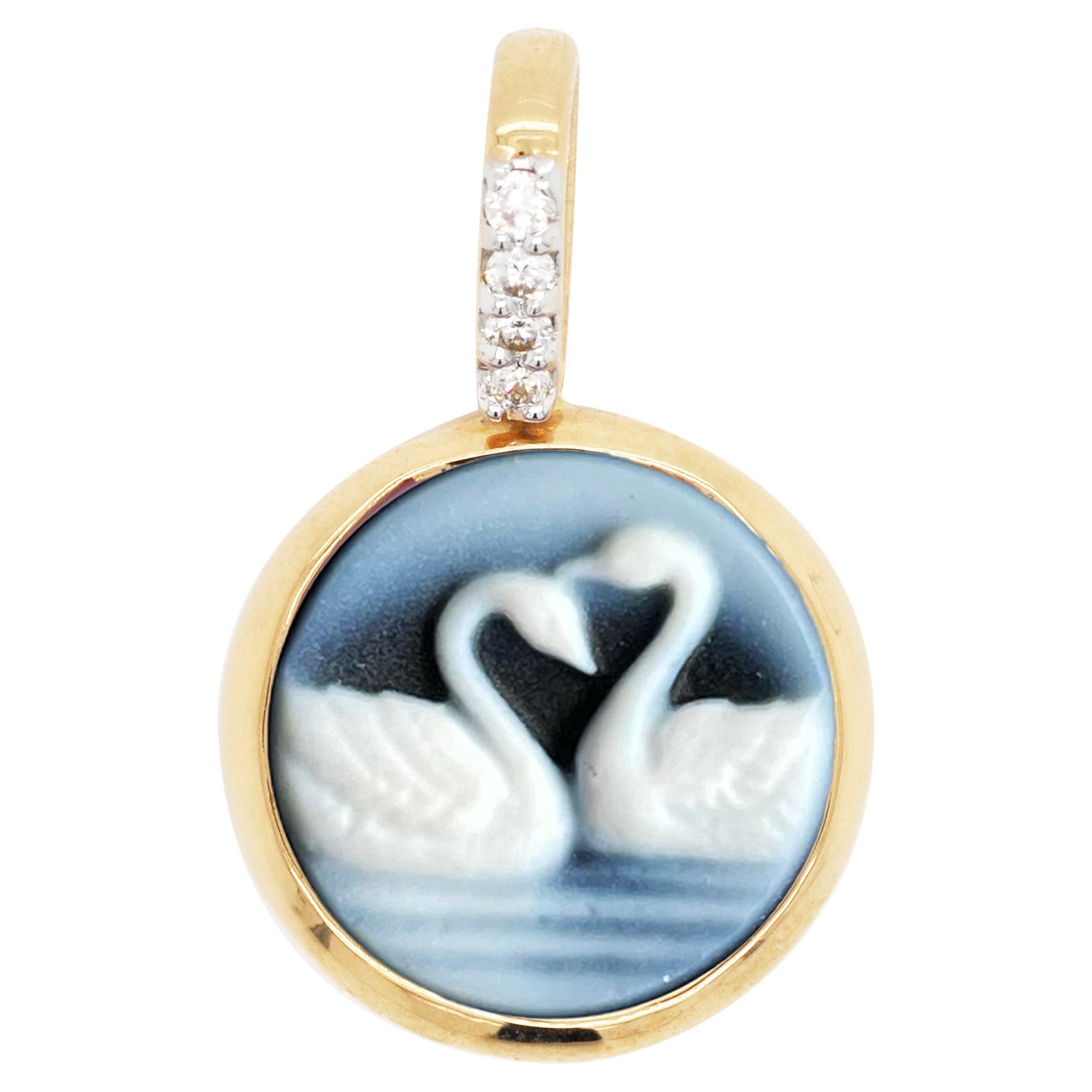 Collier pendentif en or 18 carats avec camée de diamants et agate naturelle en forme de cygne