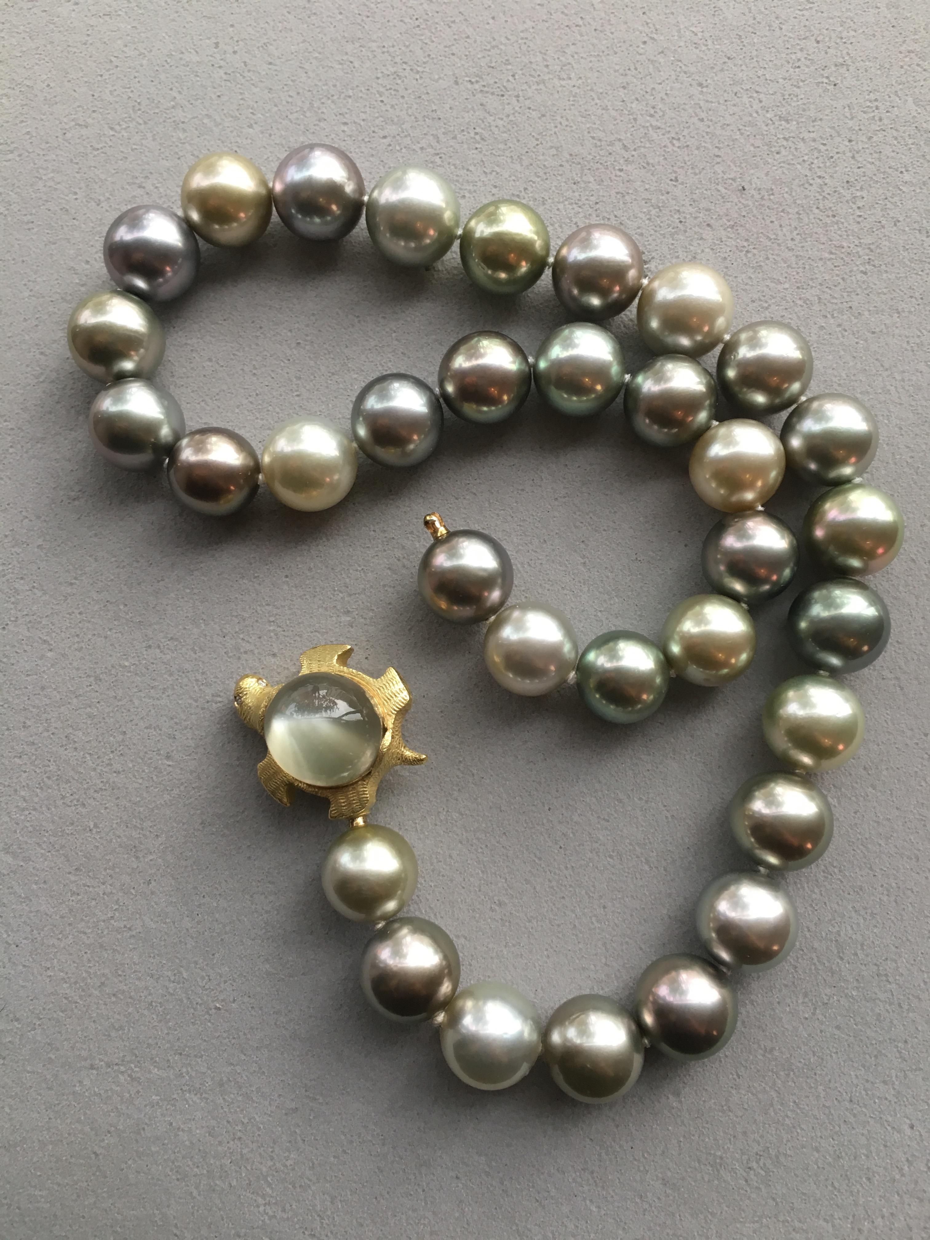 18 Karat Gold Tahiti Pearl Necklace with Moonstone Tortoise Clasp In New Condition For Sale In London, GB