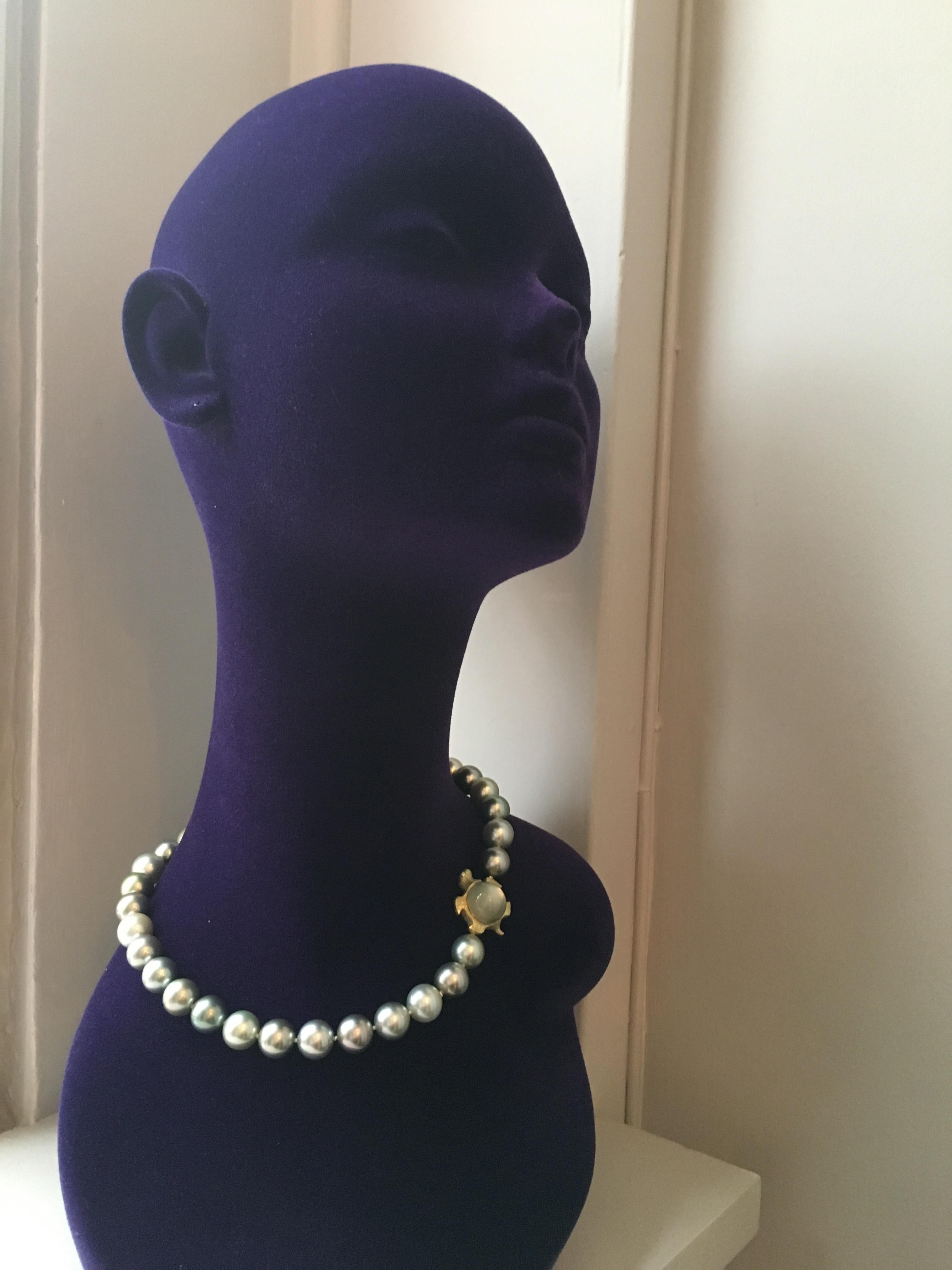 18 Karat Gold Tahiti Pearl Necklace with Moonstone Tortoise Clasp For Sale 1