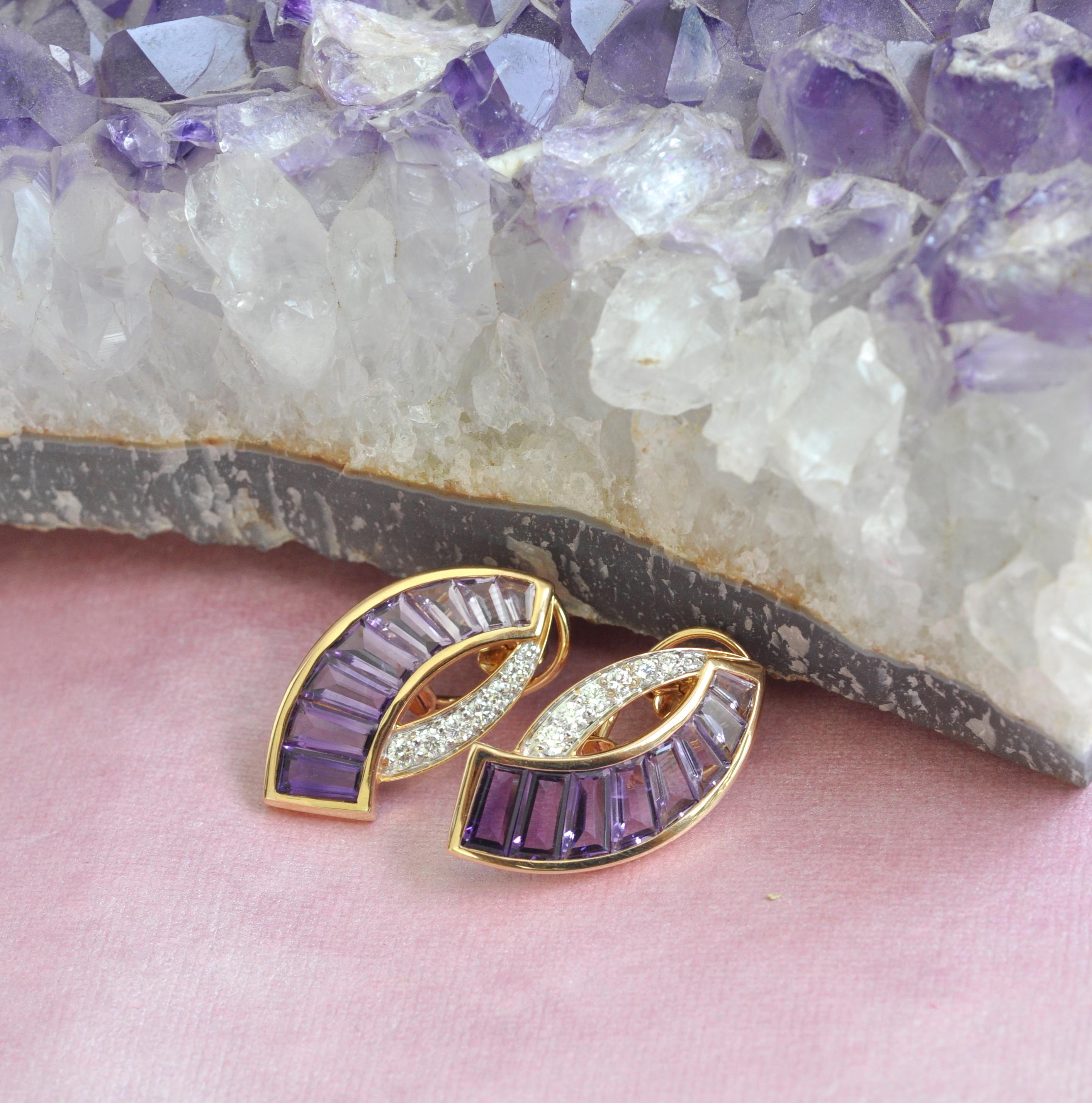 Boucles d'oreilles contemporaines en or 18 carats avec diamants et améthyste baguette sertie en canal en vente 4