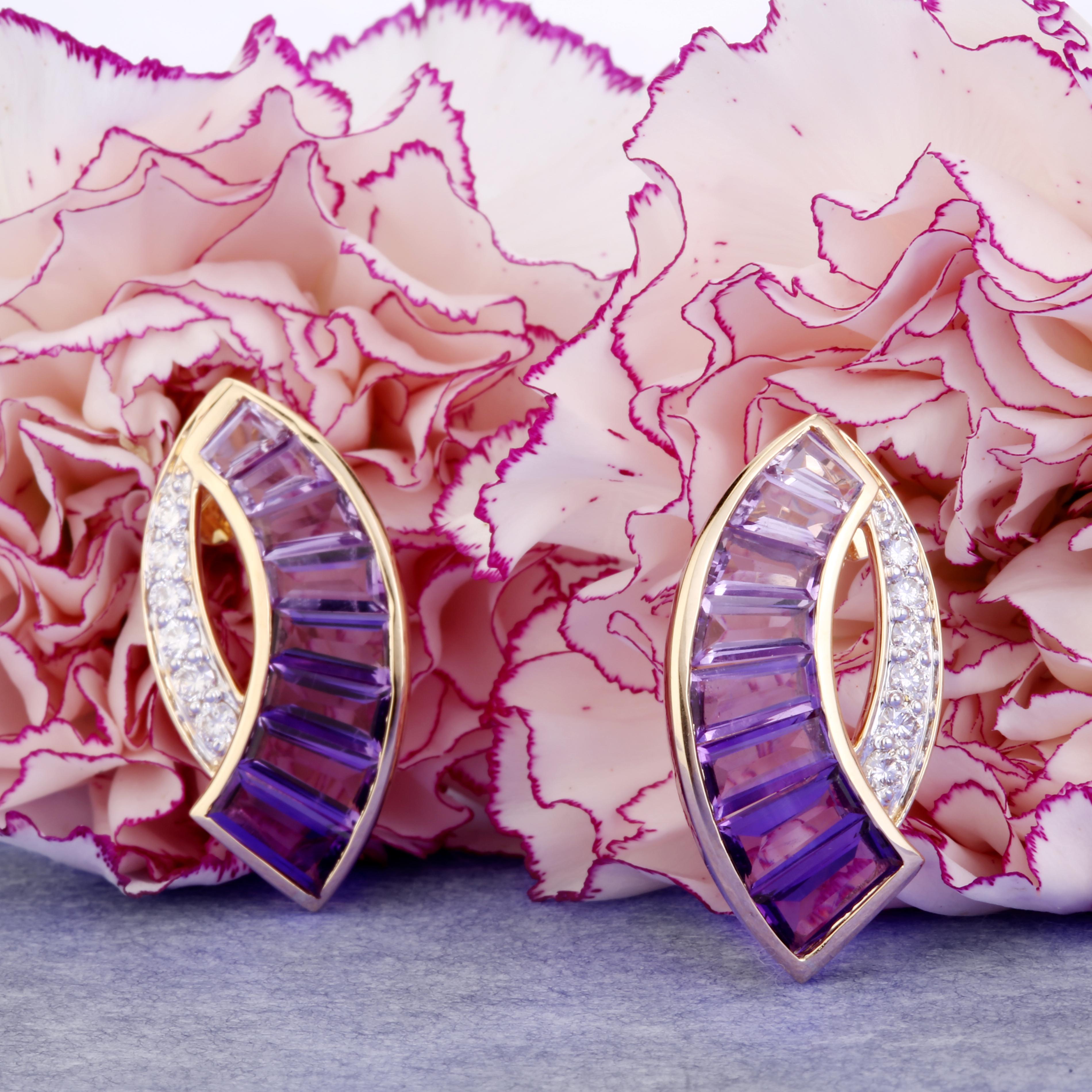 Boucles d'oreilles contemporaines en or 18 carats avec diamants et améthyste baguette sertie en canal en vente 5