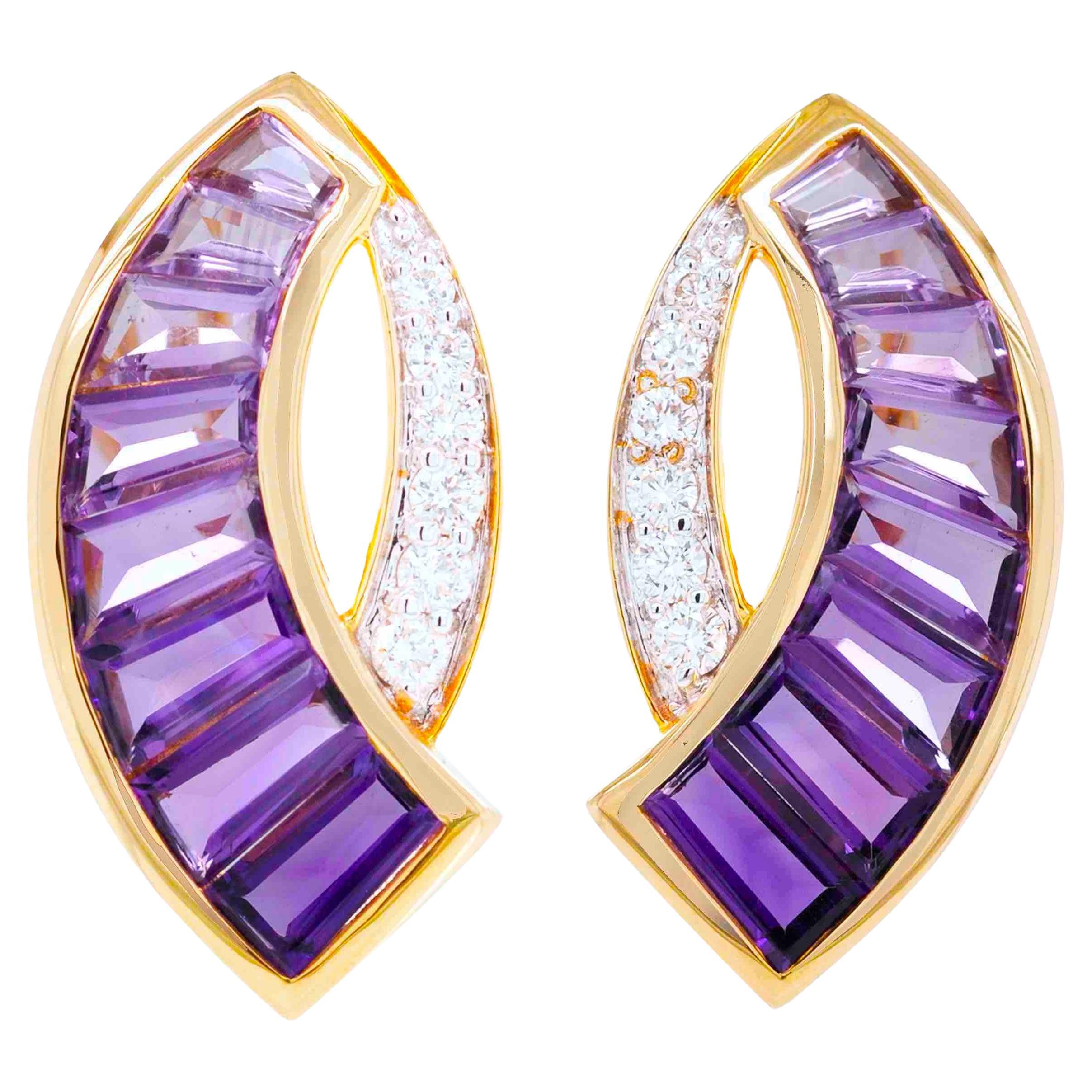 Boucles d'oreilles contemporaines en or 18 carats avec diamants et améthyste baguette sertie en canal en vente