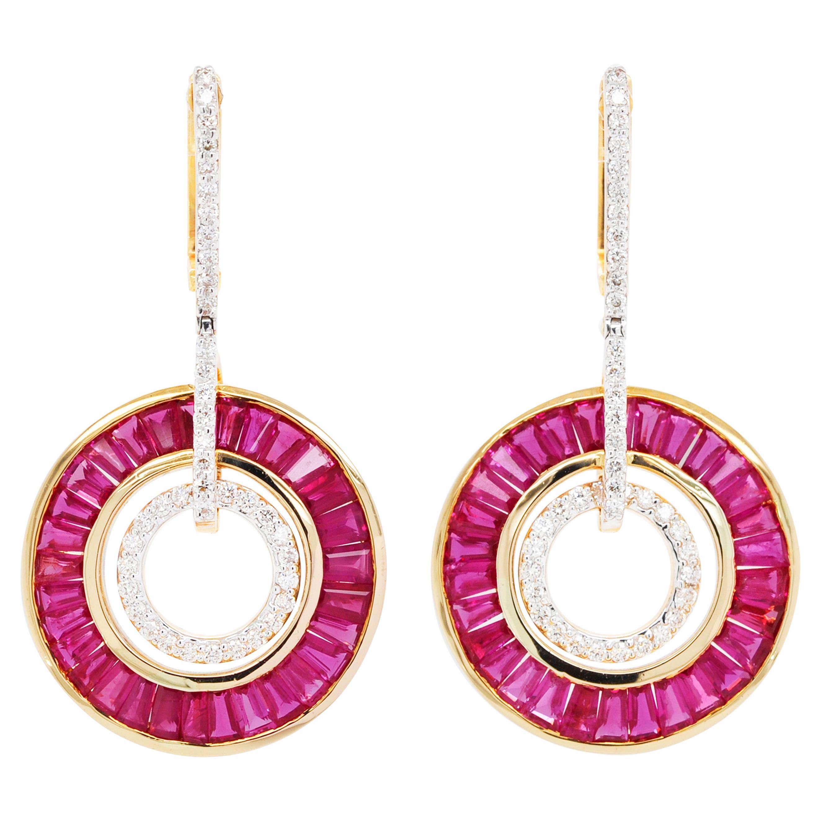 Pendants d'oreilles circulaires Art déco en or 18 carats avec baguettes effilées, rubis et diamants en vente