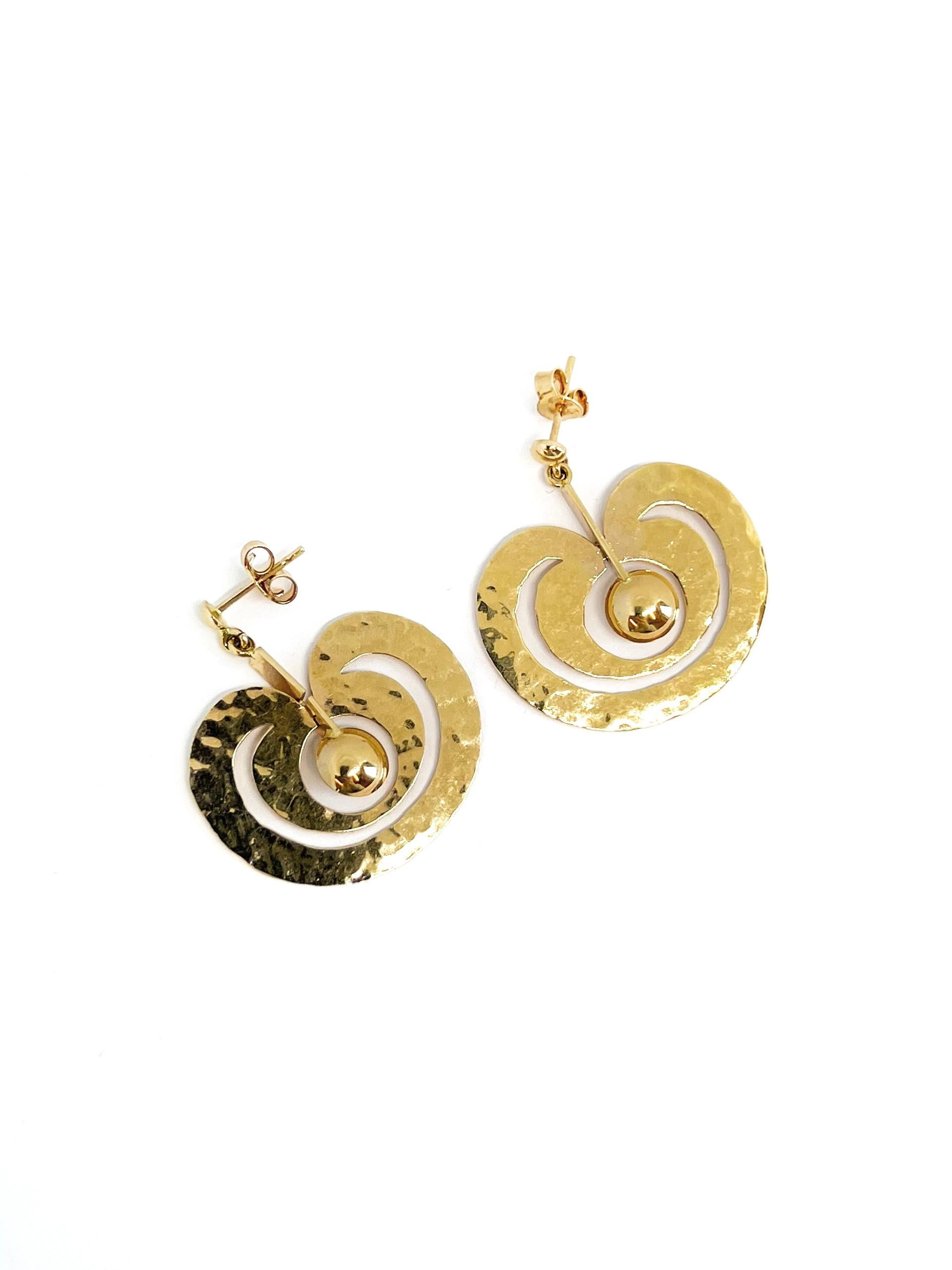 Rares boucles d'oreilles Apple Omena Tapio Wirkkala en or 18 carats.
Produit par Kultakeskus Oy, Finlande.
Or très rare.
Le cachet TW Desing se trouve sur la deuxième boucle d'oreille.
Le timbre suédois des Trois Couronnes peut également être