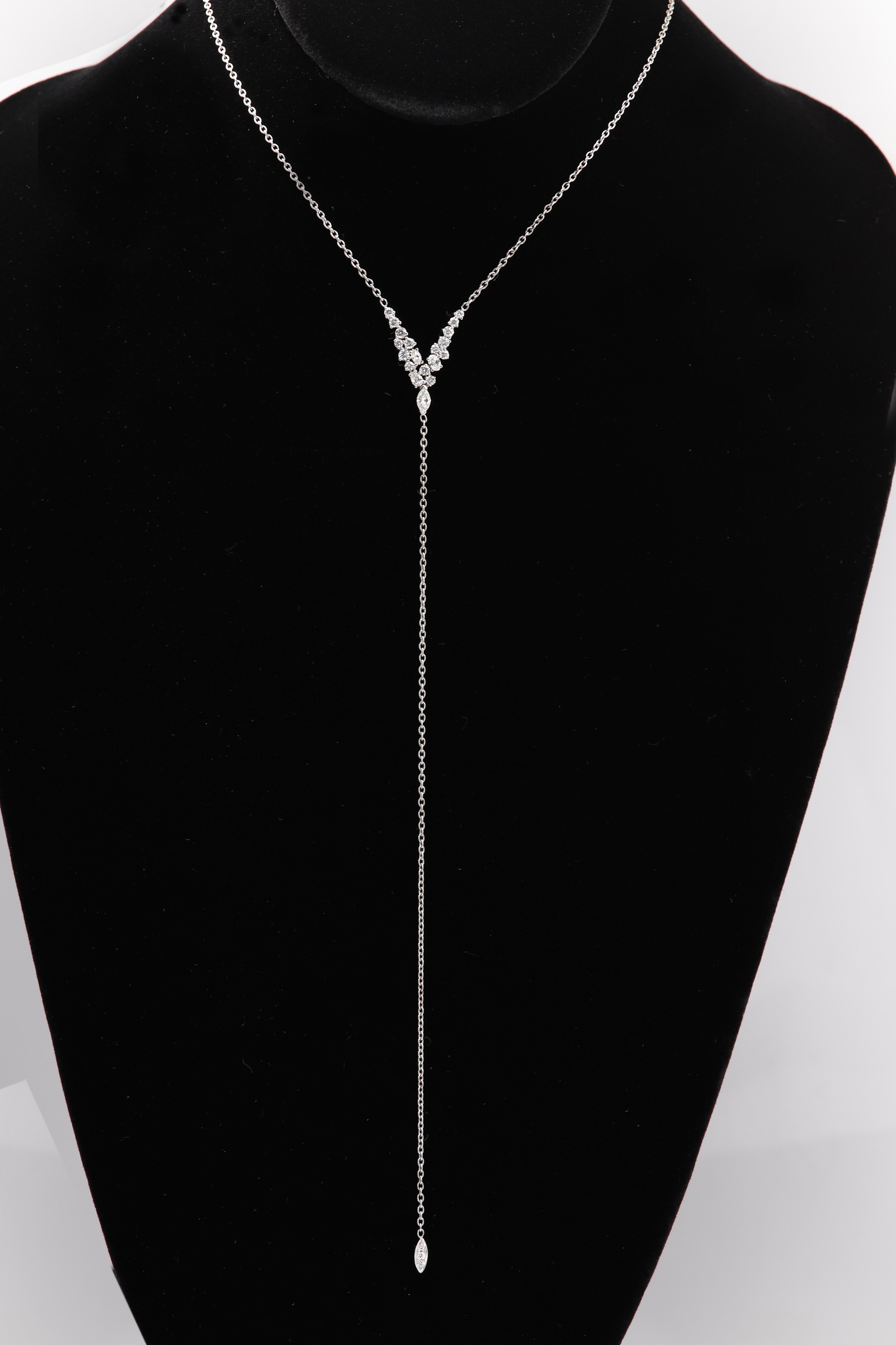 18 Karat Gold Quaste Halskette Lange Hänge-Lariat Halskette mit Diamanten  (Gemischter Schliff) im Angebot