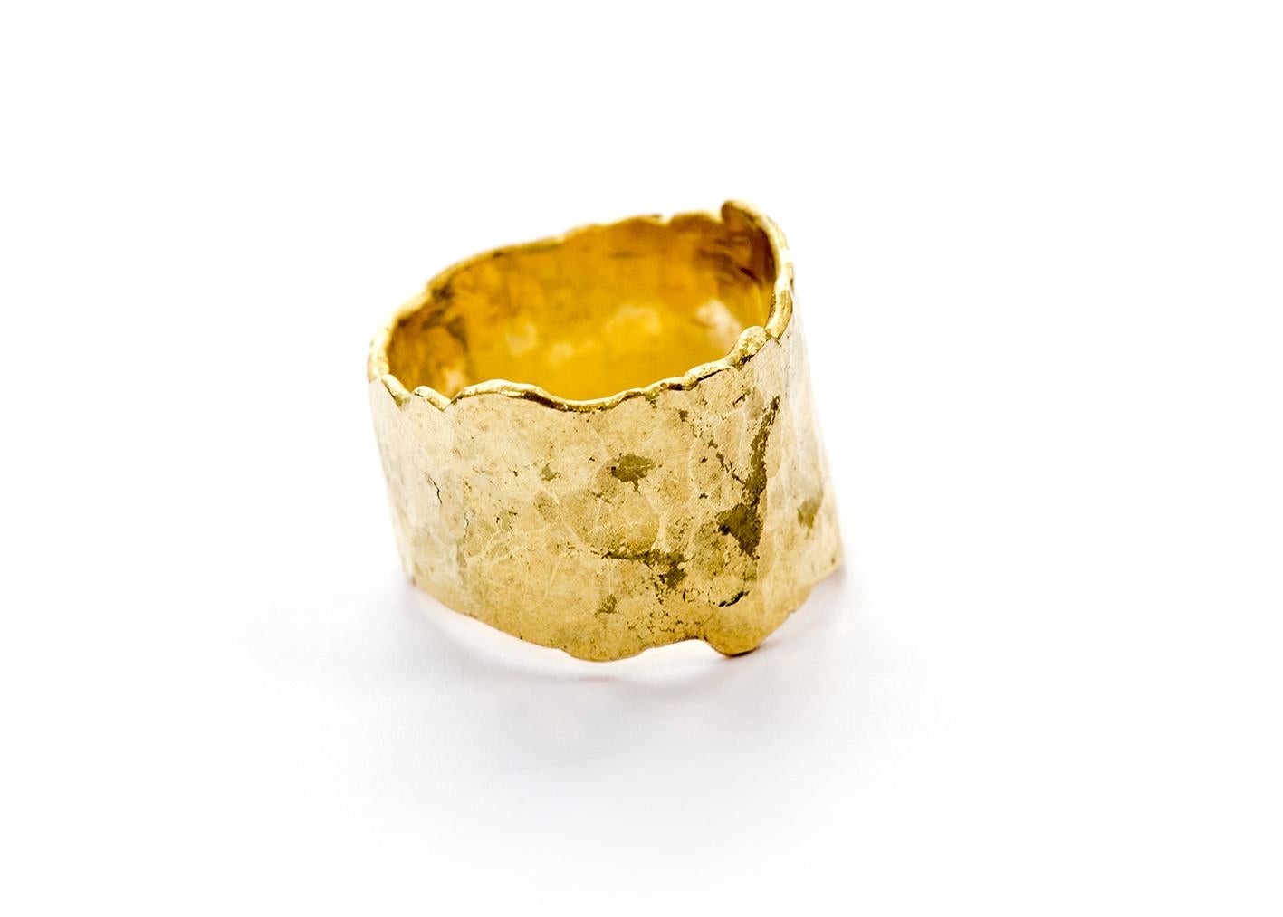 18 Karat Gold Textured Wide Ring Handmade by Disa Allsopp In New Condition For Sale In London, GB