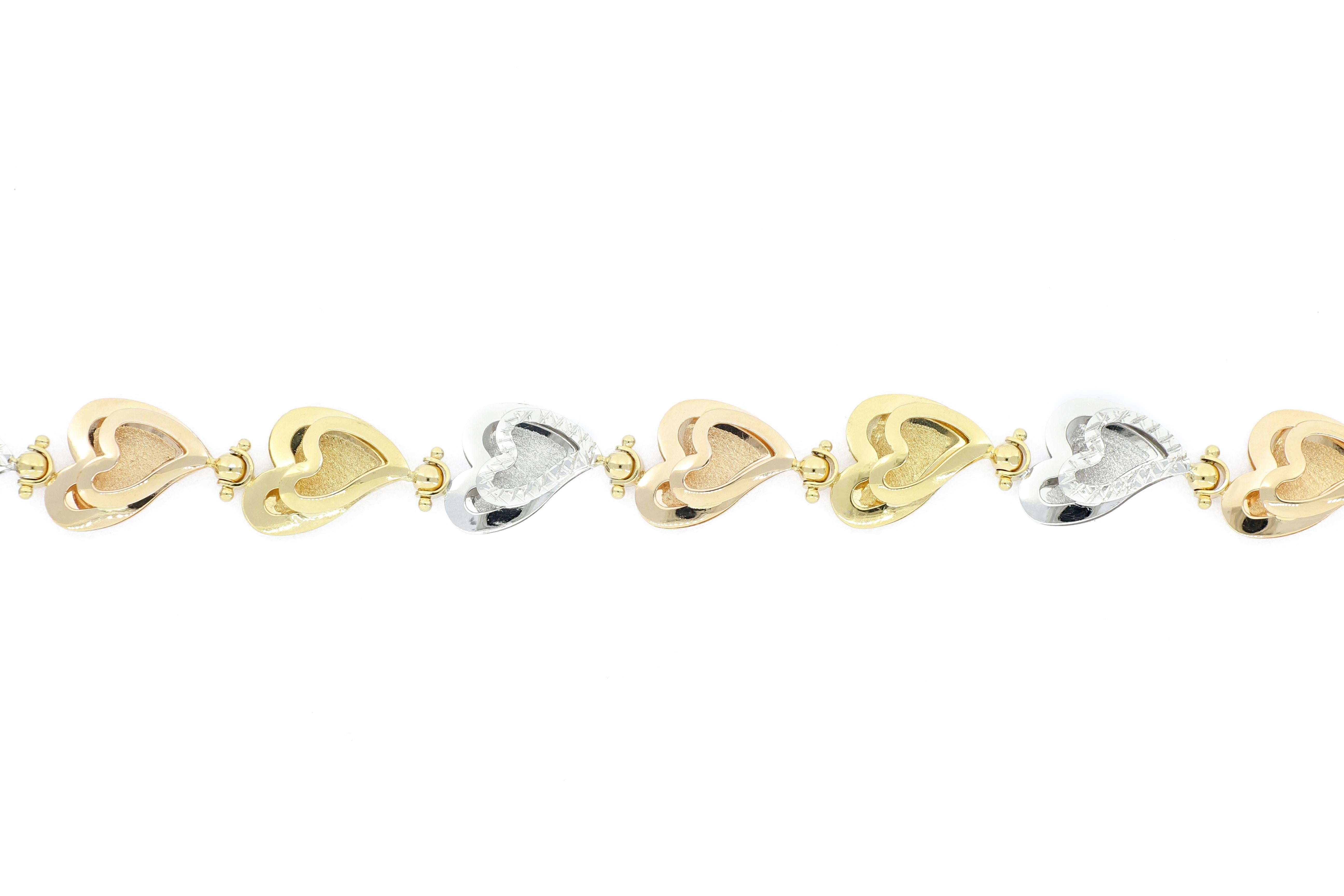 Ein stilvolles Armband aus 18 Karat Gold, entworfen und hergestellt in Italien. Dieses dreifarbige, schöne Armband mit herzförmigem Muster ist schlicht und elegant und passt zu verschiedenen Outfits.
Das Unternehmen wurde vor anderthalb