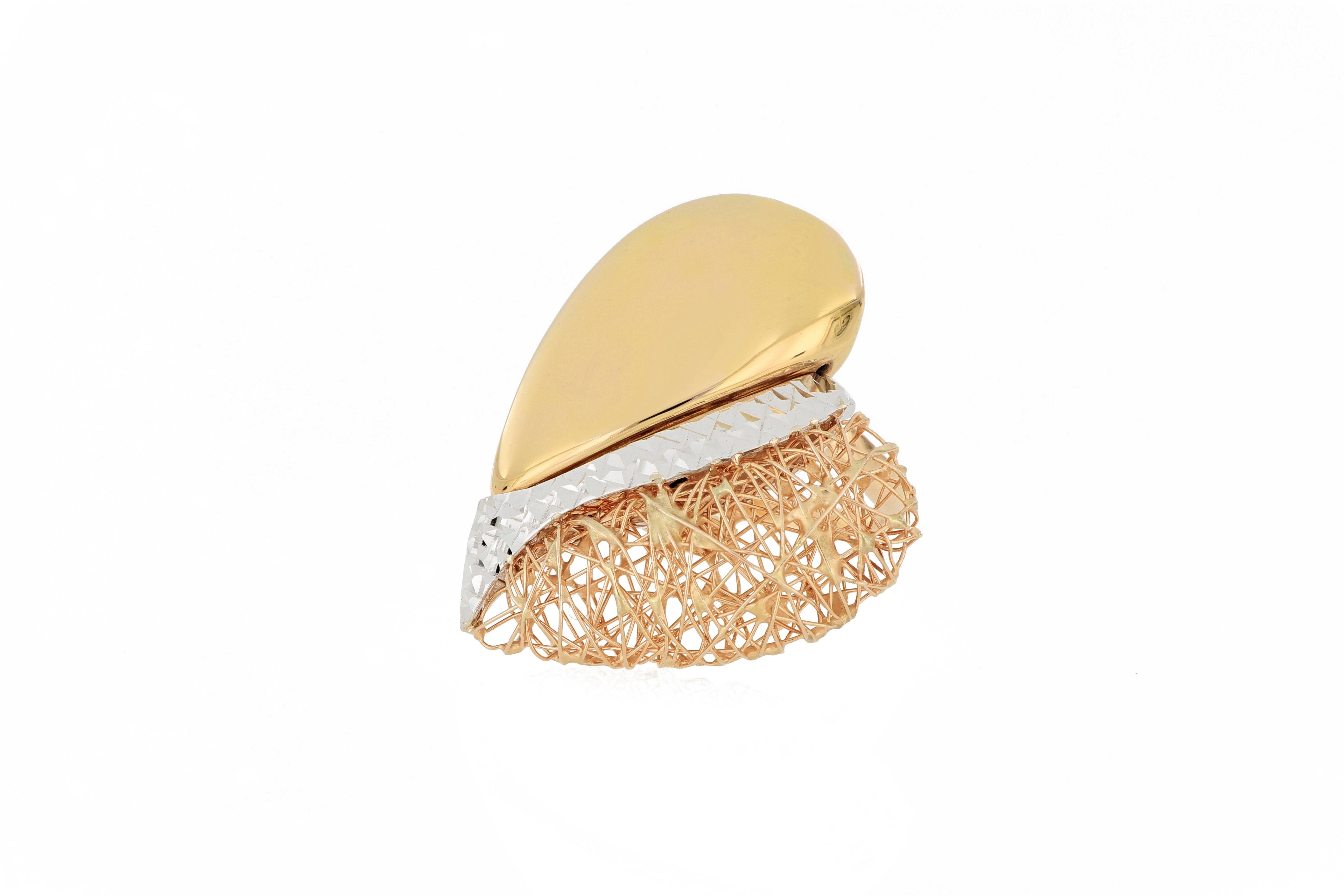 Une élégante bague tricolore en or 18 carats en forme de cœur, de fabrication italienne, composée d'or blanc, d'or jaune et d'or rose dans des textures de surface différentes.
O'Che 1867 a été fondé il y a un siècle et demi à Macao. La marque est