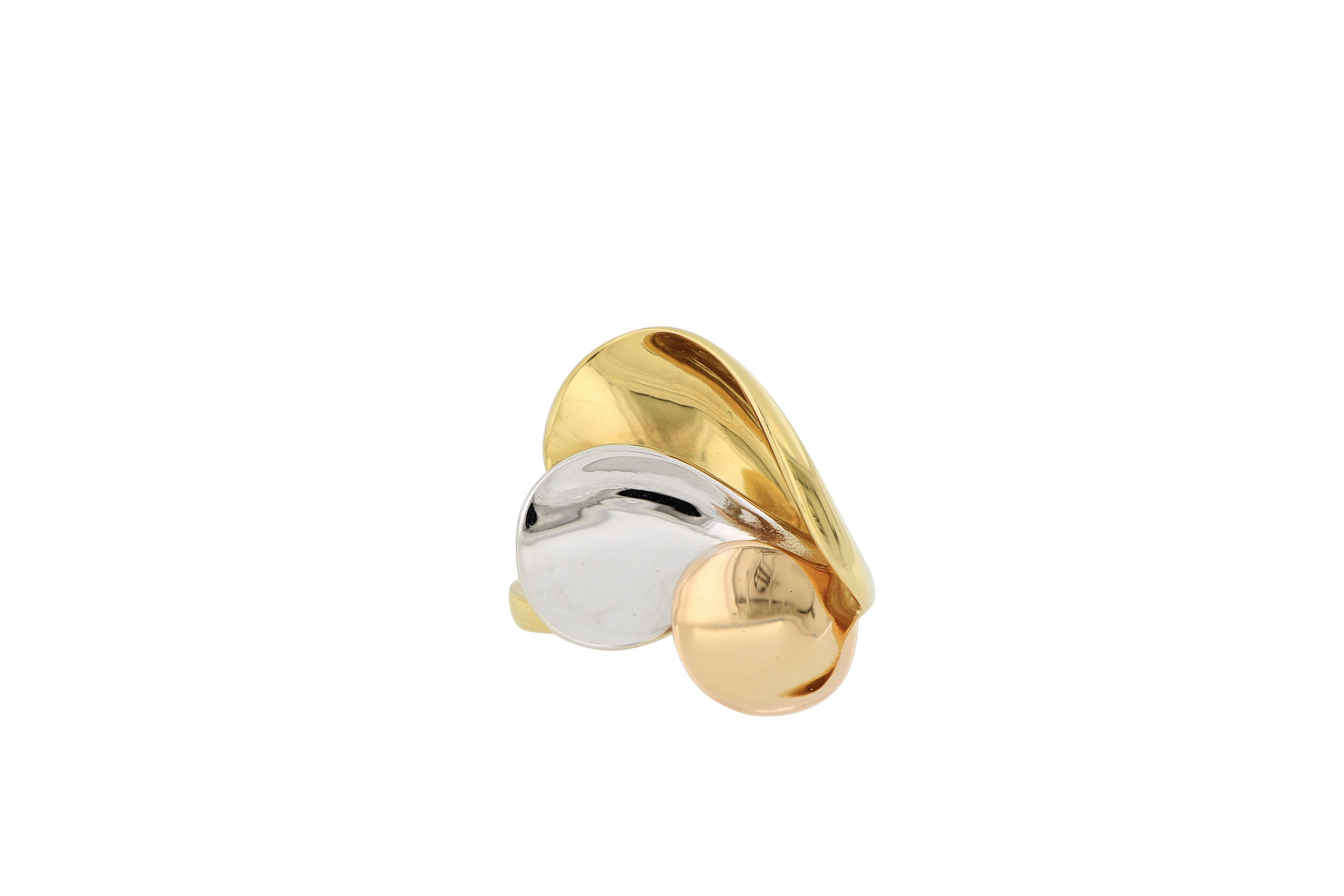 A stylish Italian 18 karat gold ring. A very tricolour beautiful ring with simple and elegant design which can be worn for any occasion.
O’Che 1867 was founded one and a half centuries ago in Macau. The brand is renowned for its high jewellery