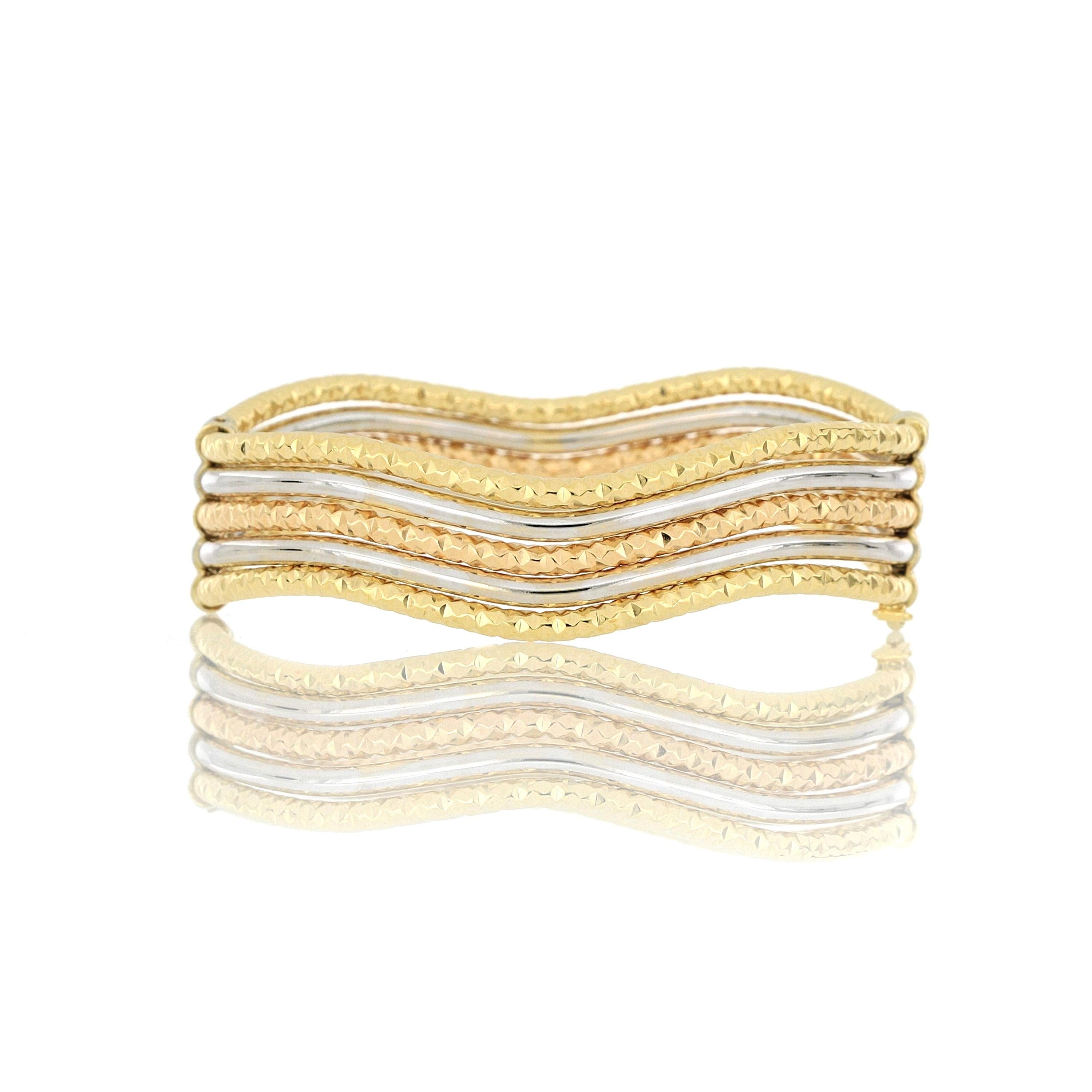 Un élégant bracelet tricolore en or 18 carats, de fabrication italienne, composé d'or blanc, d'or jaune et d'or rose, qui peut être porté en toute occasion.
O'Che 1867 est née il y a un siècle et demi à Macao. La marque est réputée pour ses