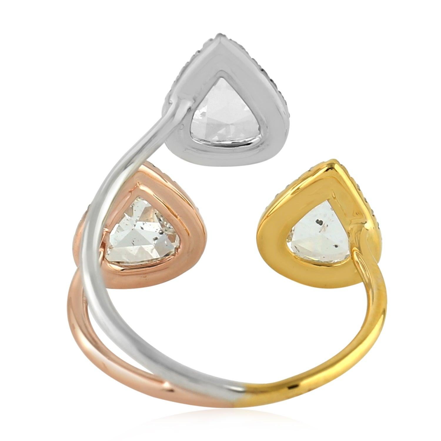 Im Angebot: 18 Karat Gold Dreifach-Rosenschliff Diamantring zwischen den Fingern () 3