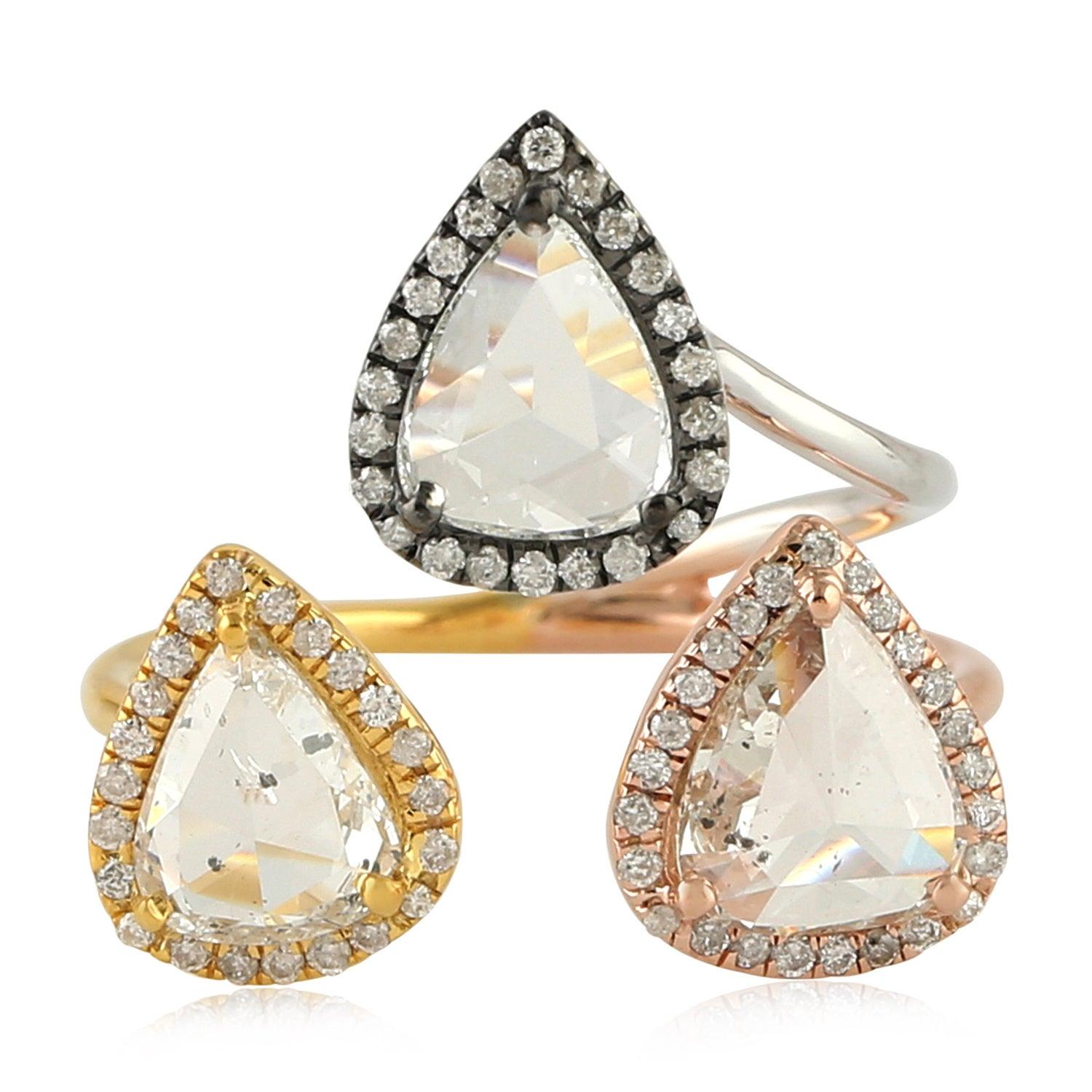 Im Angebot: 18 Karat Gold Dreifach-Rosenschliff Diamantring zwischen den Fingern () 4