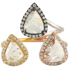 Bague en or 18 carats à trois diamants tailles roses entre les doigts