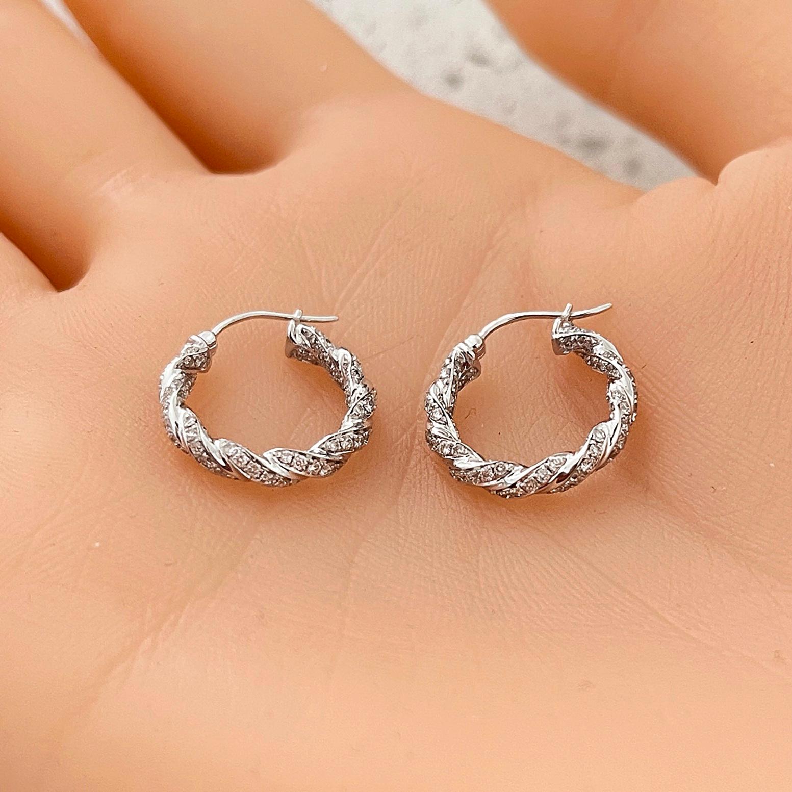 18 Karat Gold Twisted Diamond Earrings In New Condition For Sale In Los Angeles, CA
