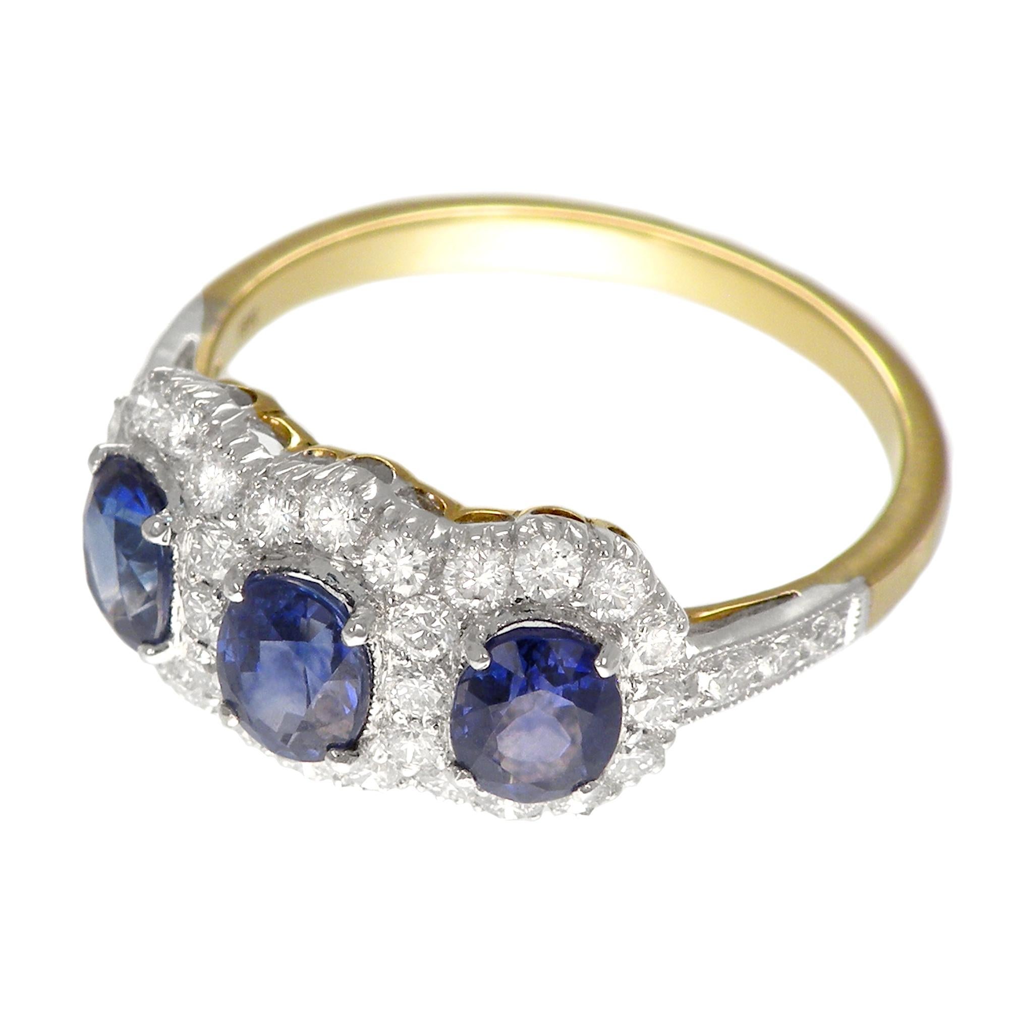 18 Karat Gold Two-Tone Classic Three-Stone Sapphires and Diamond Ring In New Condition For Sale In Bangkok, TH