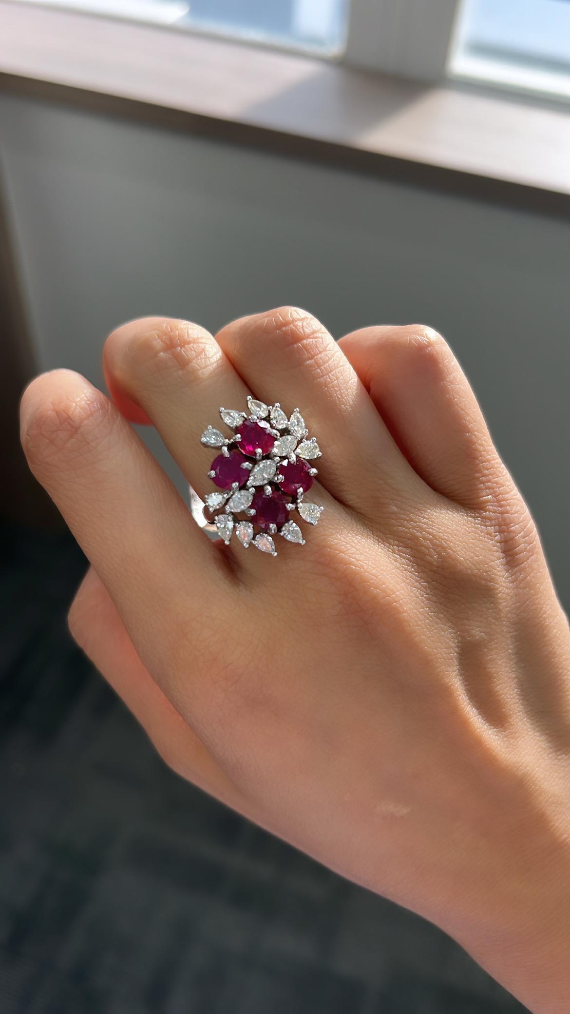 Anello in oro 18 carati con rubino non riscaldato del Mozambico e diamanti incastonati in vendita 4
