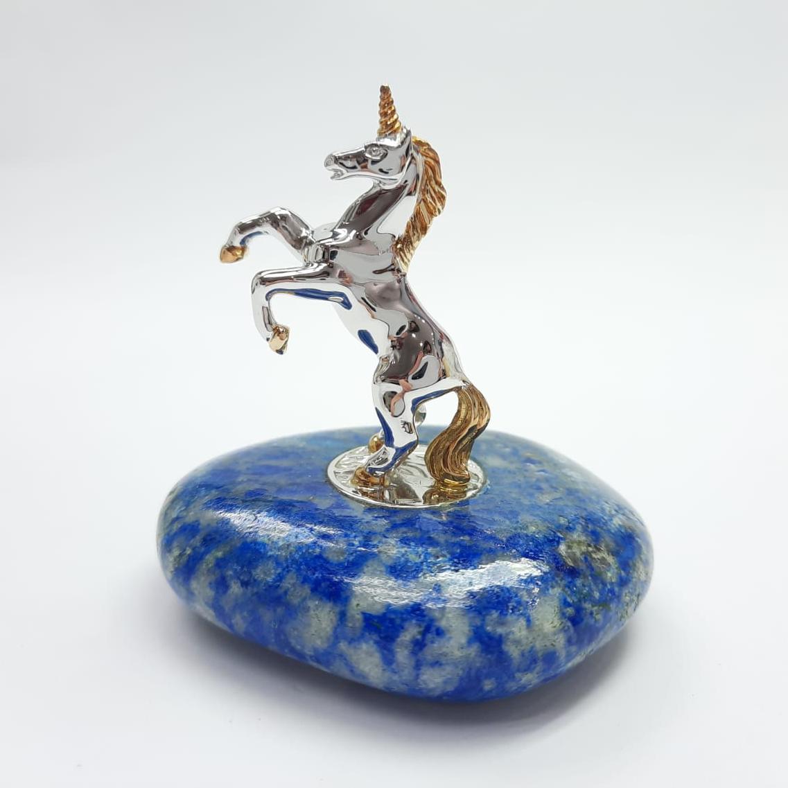 The legendary unicorn embodies toleration, dignity, care and purity. This gift is a wish for longevity and enlightenment.

MOISEIKIN® embodied the images of energetic, tough and freedom loving horse on the precious metal and lazurite which was