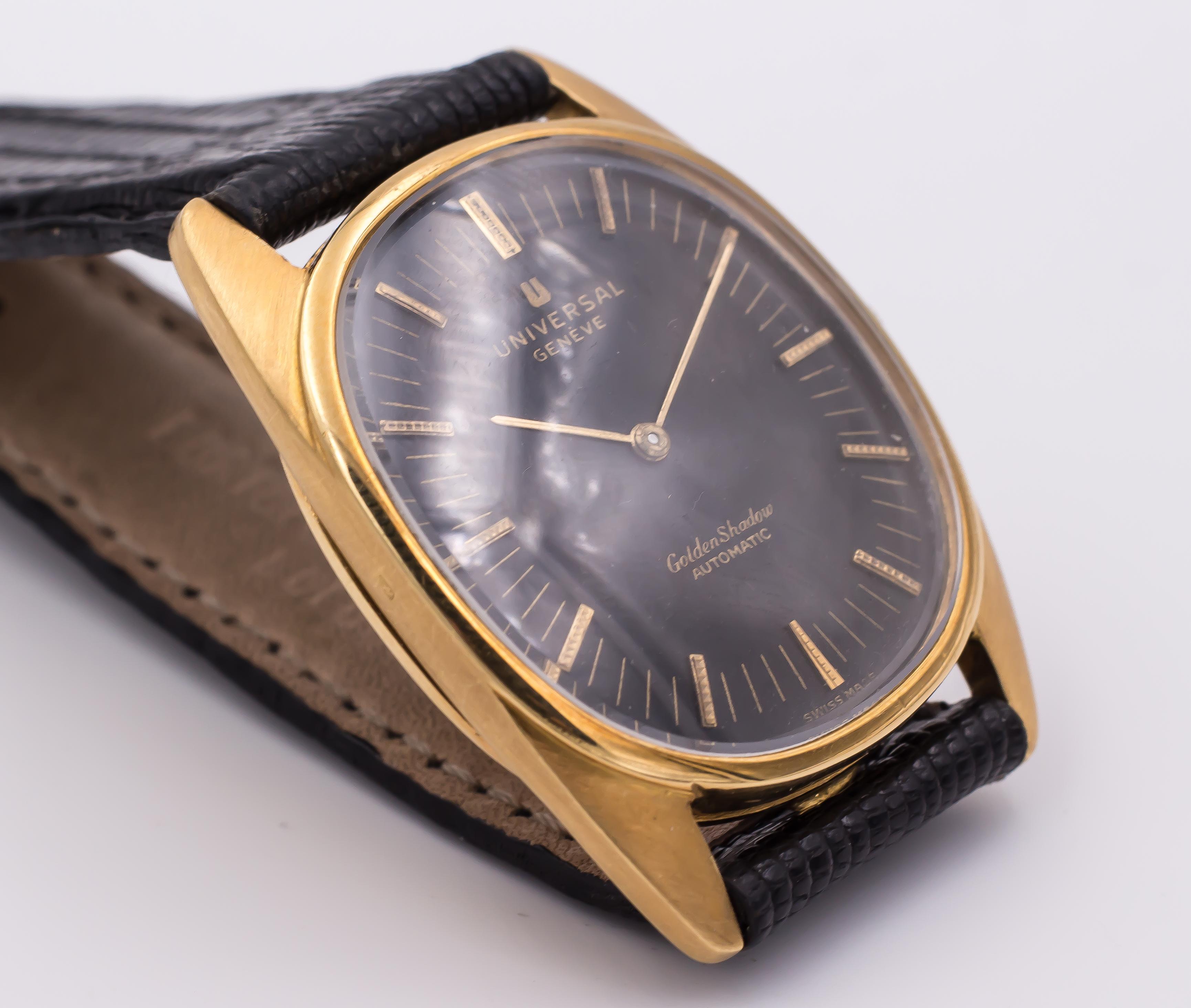 A vintage 18K gold Universal Genève 