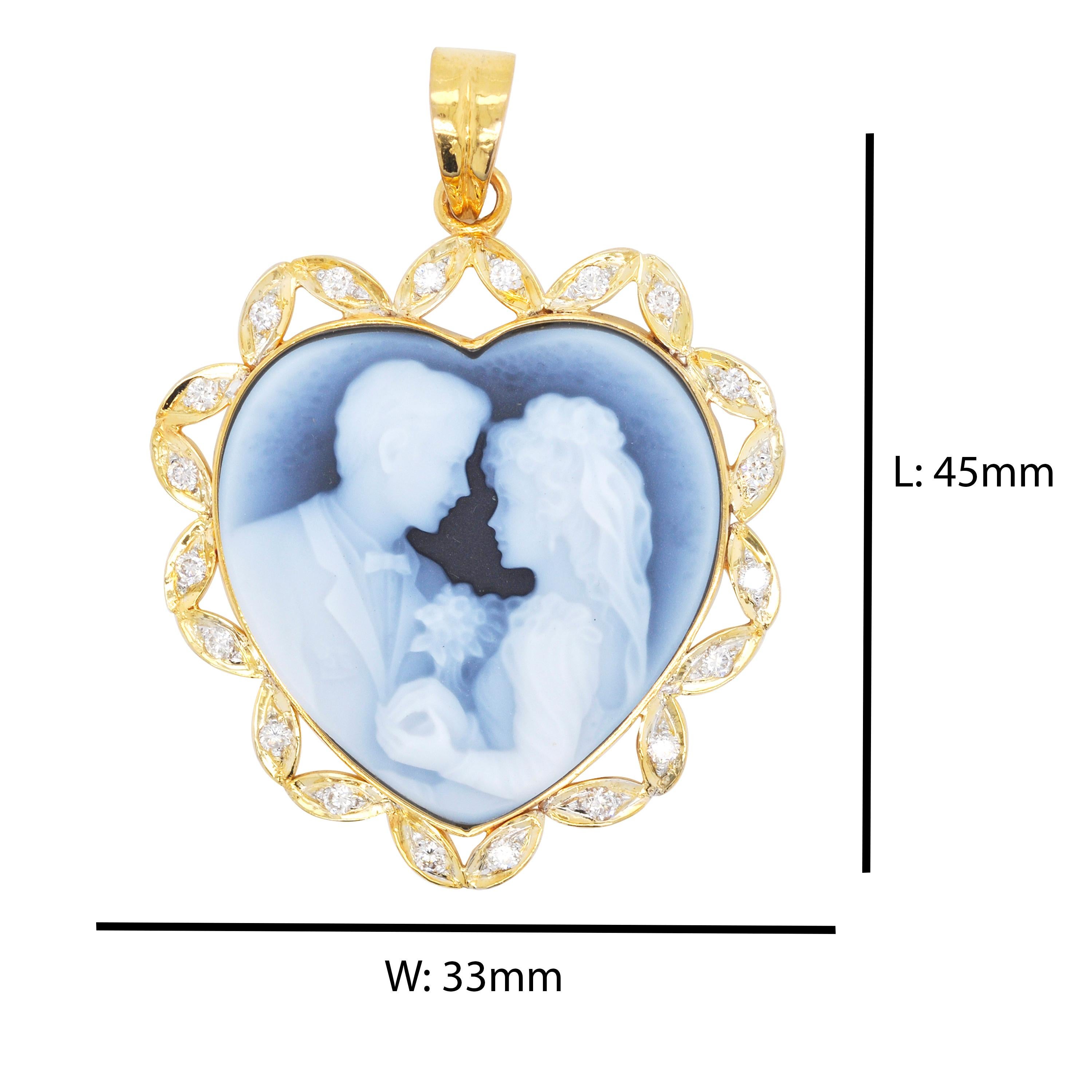 Moderne Collier pendentif Valentine en or 18 carats avec deux camées en agate sculptées à la main en vente