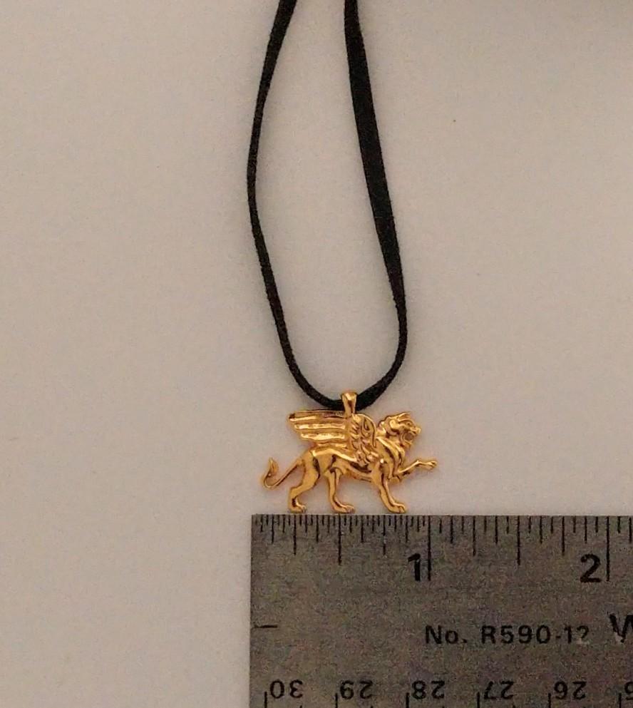 Collier pendentif griffon en or 18 carats et vermeil de 1 pouce de large  en vente 6