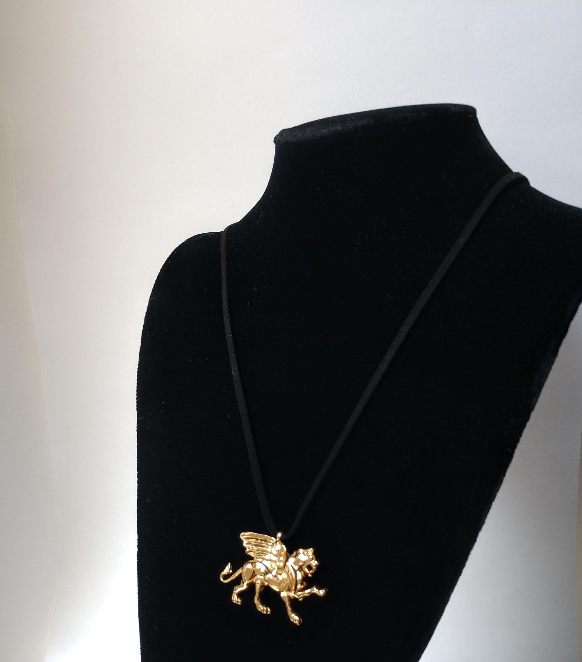 Collier pendentif griffon de lion ailé de 2 pouces en or vermeil 18 carats pour hommes Unisexe en vente