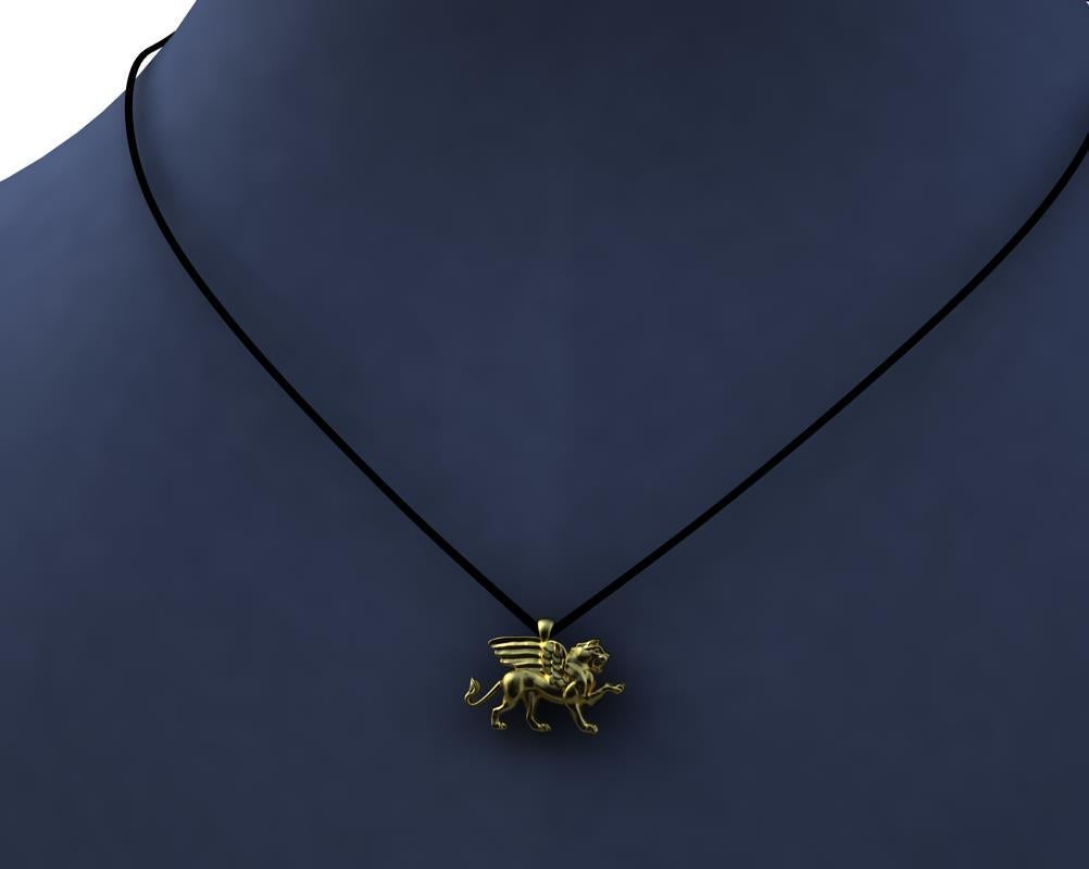 Collier pendentif griffon en or 18 carats et vermeil de 1 pouce de large  Neuf - En vente à New York, NY