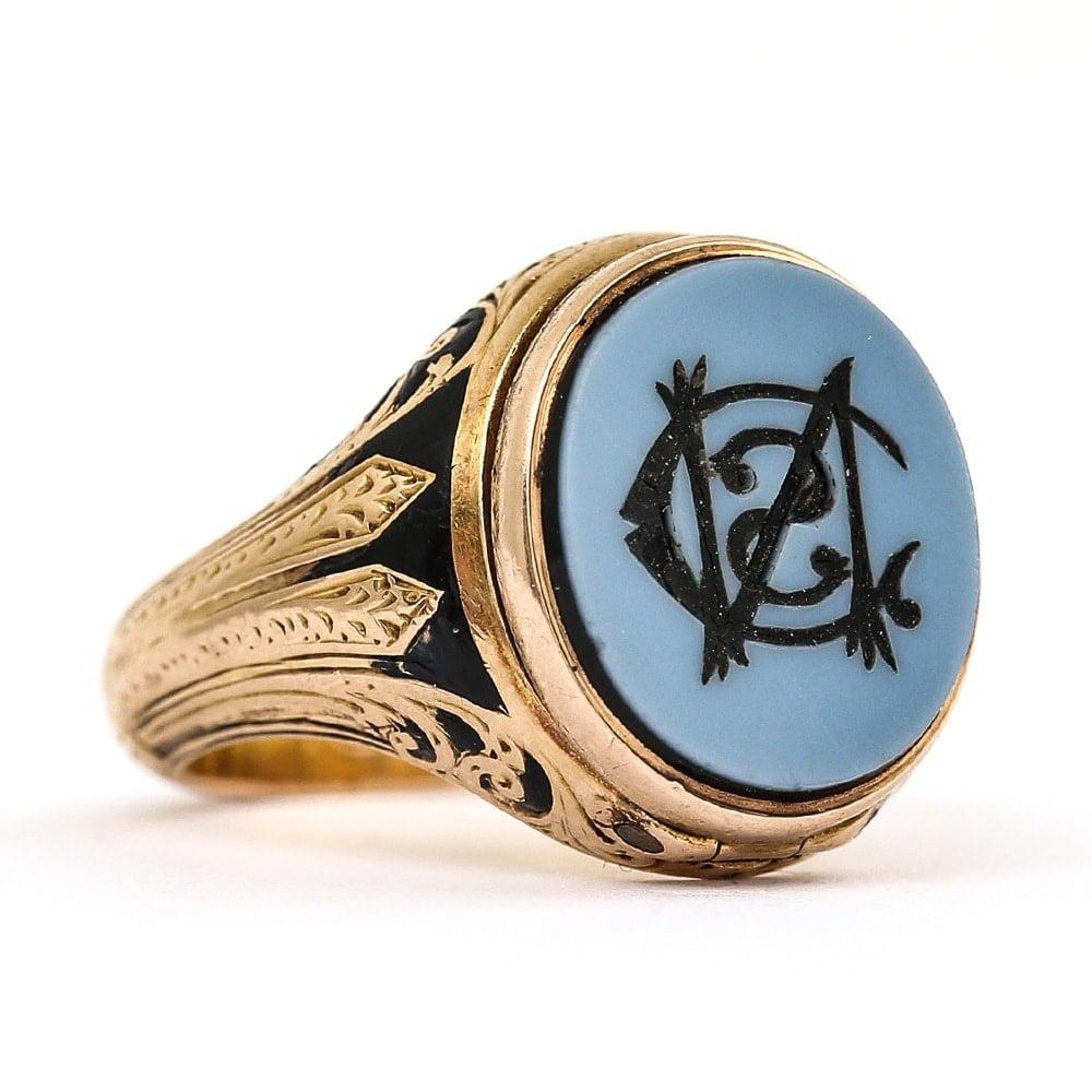 Unusual Victorian Chalcedony and Black Enamel Locket Mourning Ring 18 Karat Gold In Good Condition In Lancashire, Oldham
