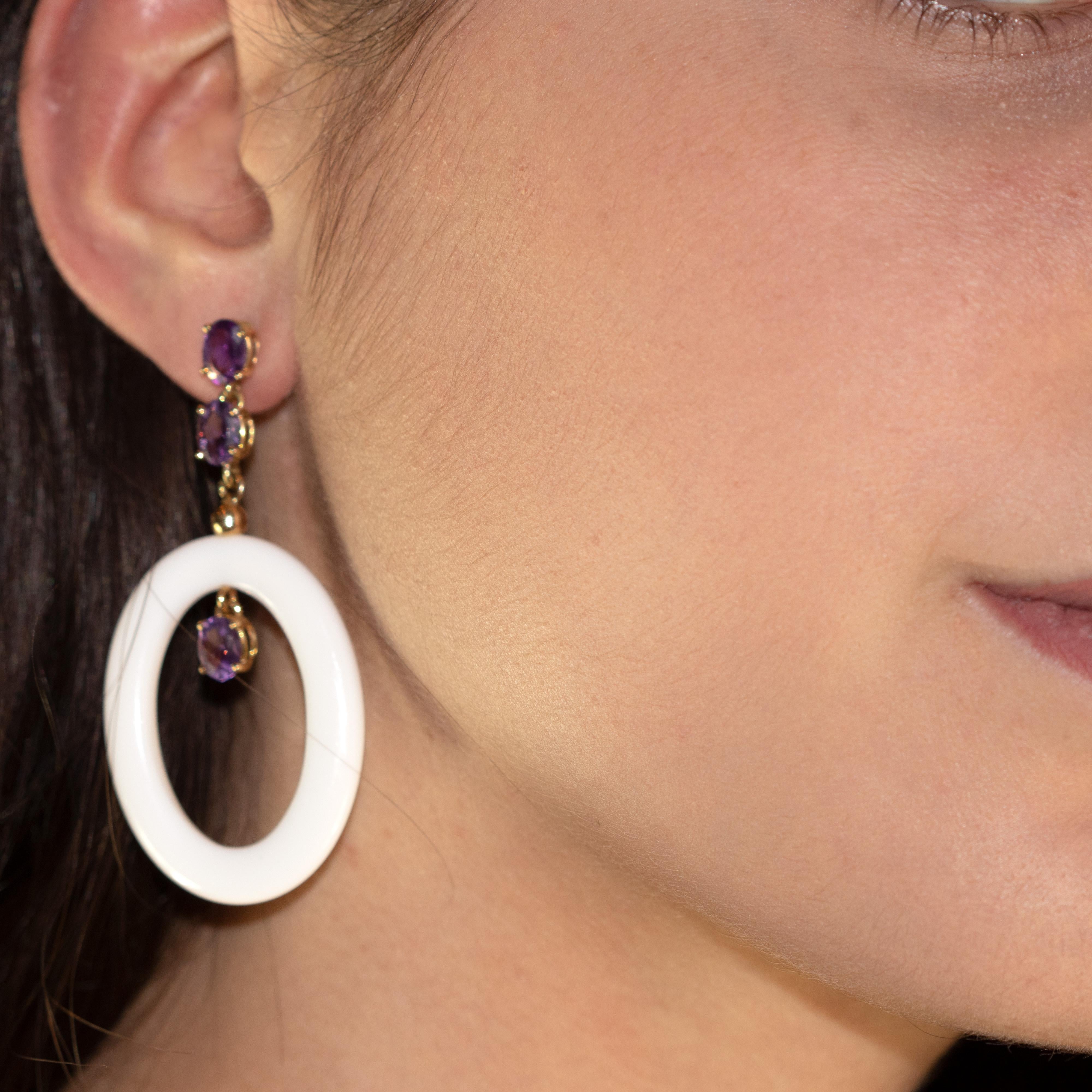 18 Karat Gold Weißer Achat Oval Nussbaum Rose Amethyst baumeln lange Vintage Ohrringe (Ovalschliff) im Angebot