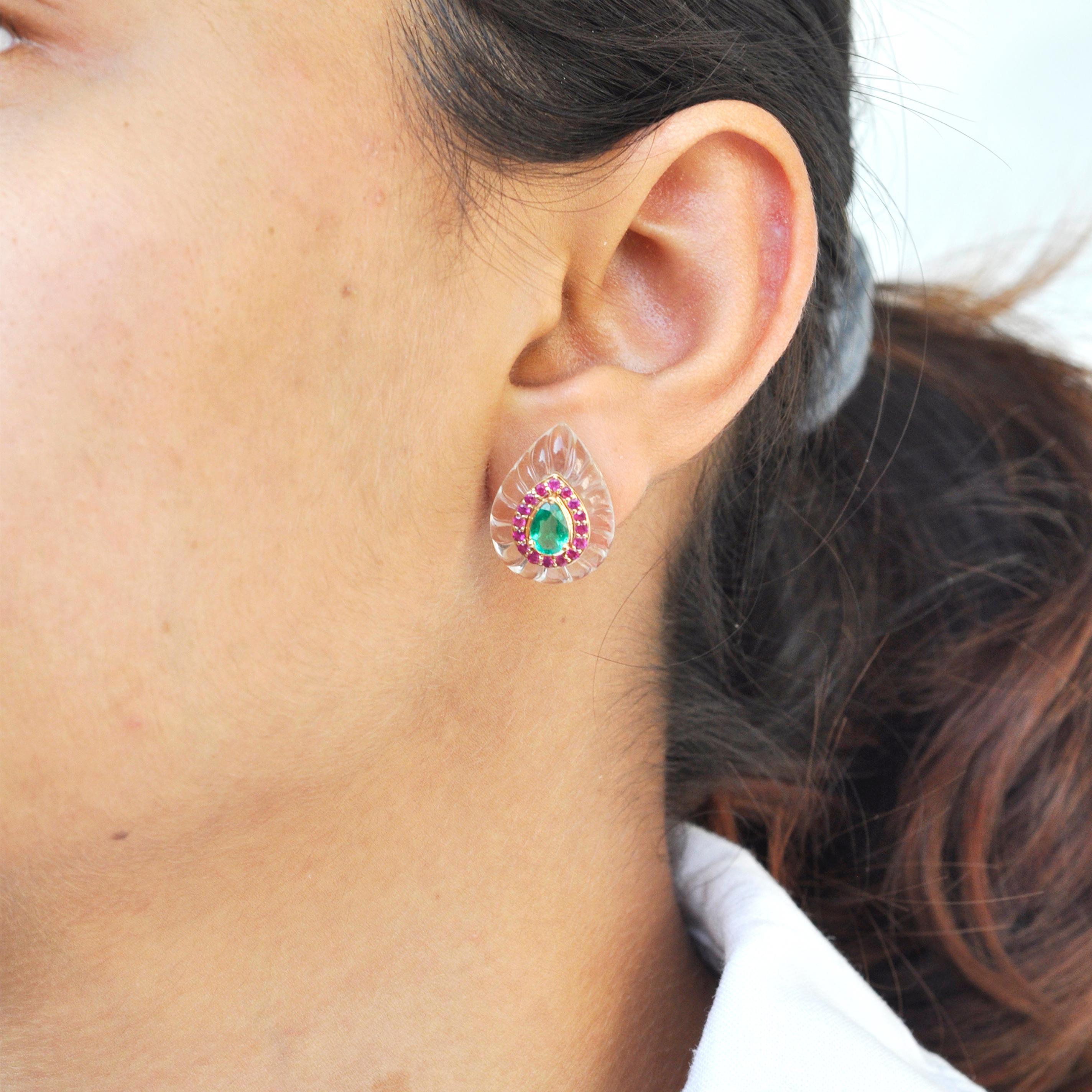 Clous d'oreilles moghols en or 18 carats avec cristal sculpté poire, émeraude et rubis Neuf - En vente à Jaipur, Rajasthan