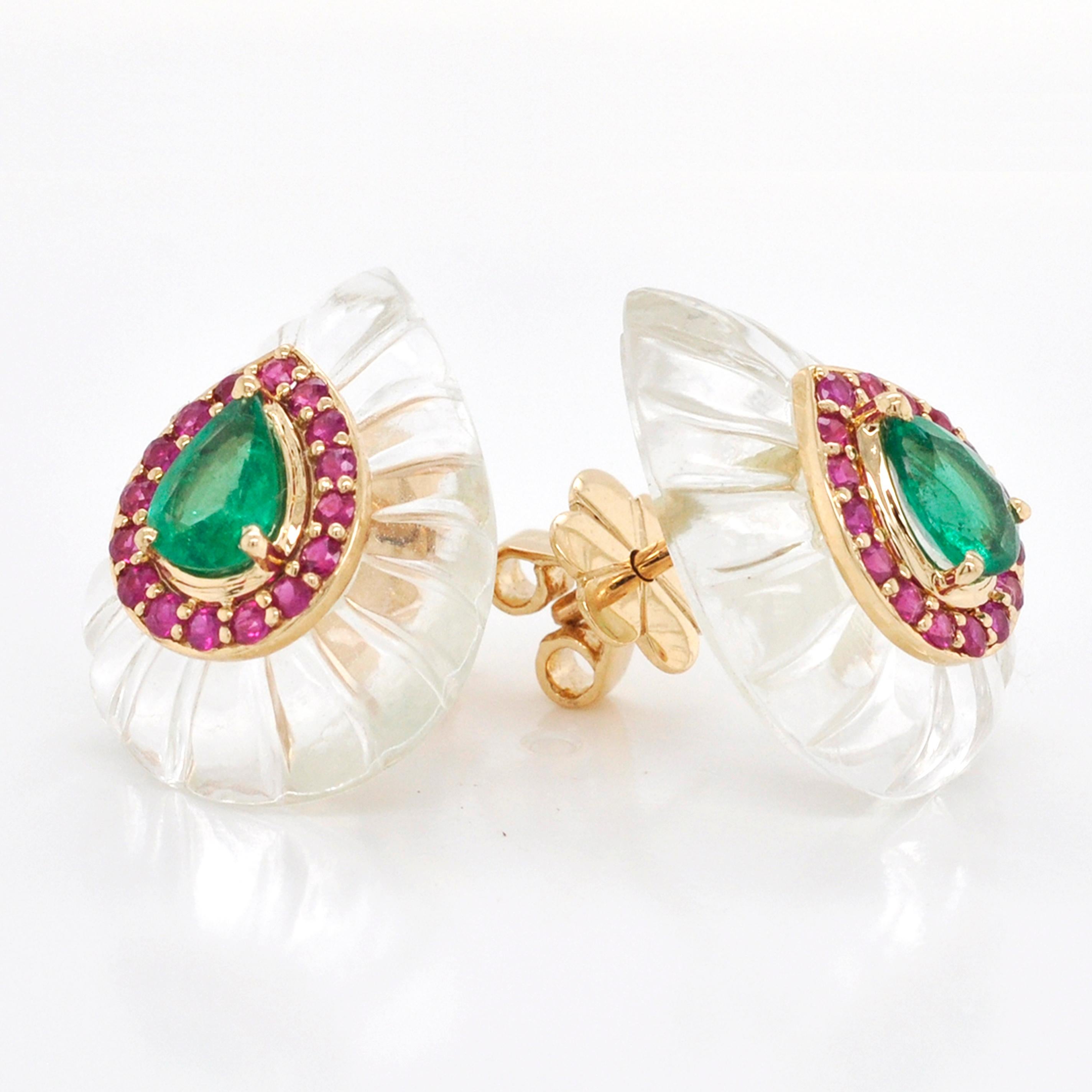 Clous d'oreilles moghols en or 18 carats avec cristal sculpté poire, émeraude et rubis en vente 1