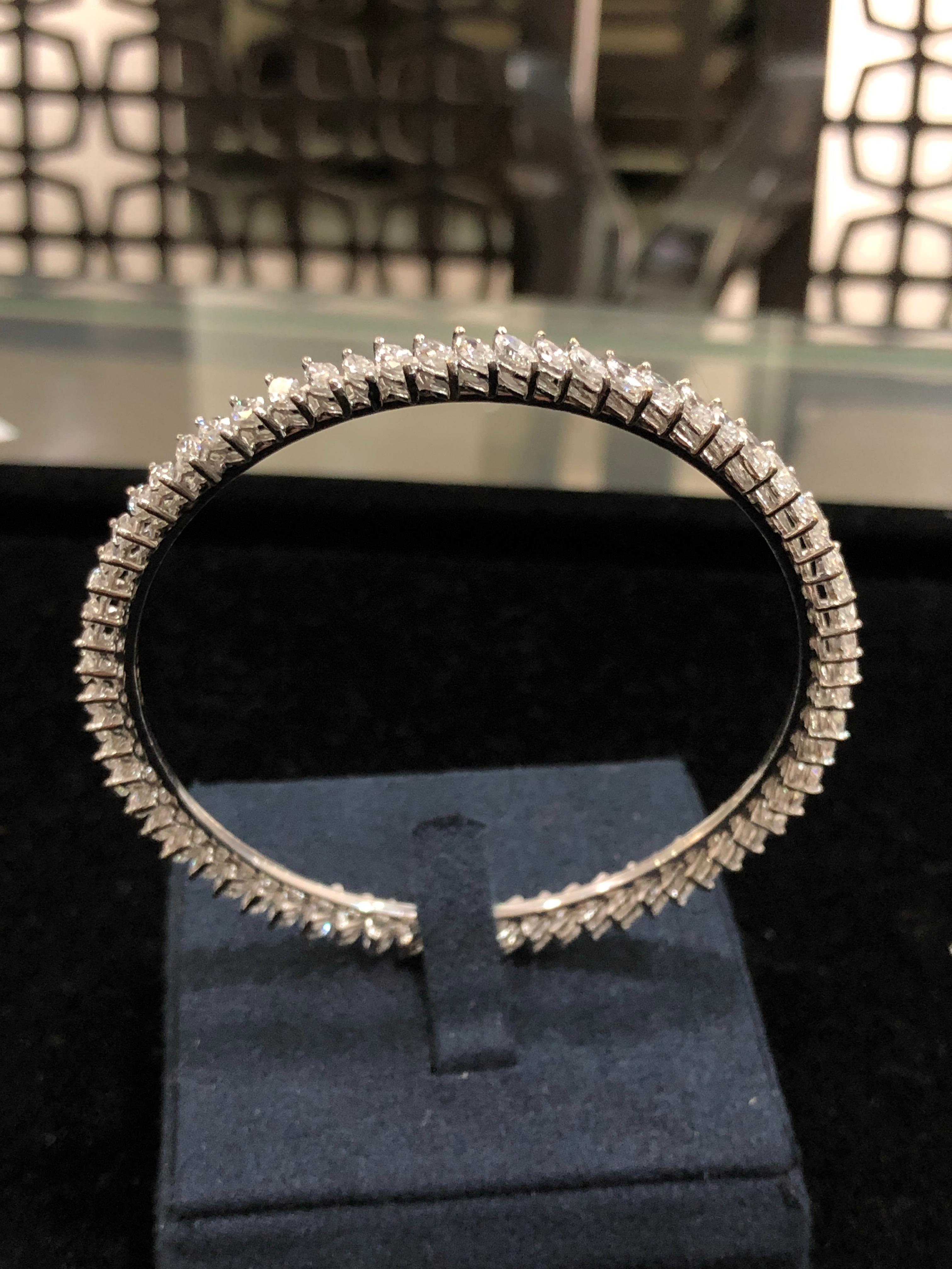 Moderne Bracelet jonc en or 18 carats et diamants blancs  en vente