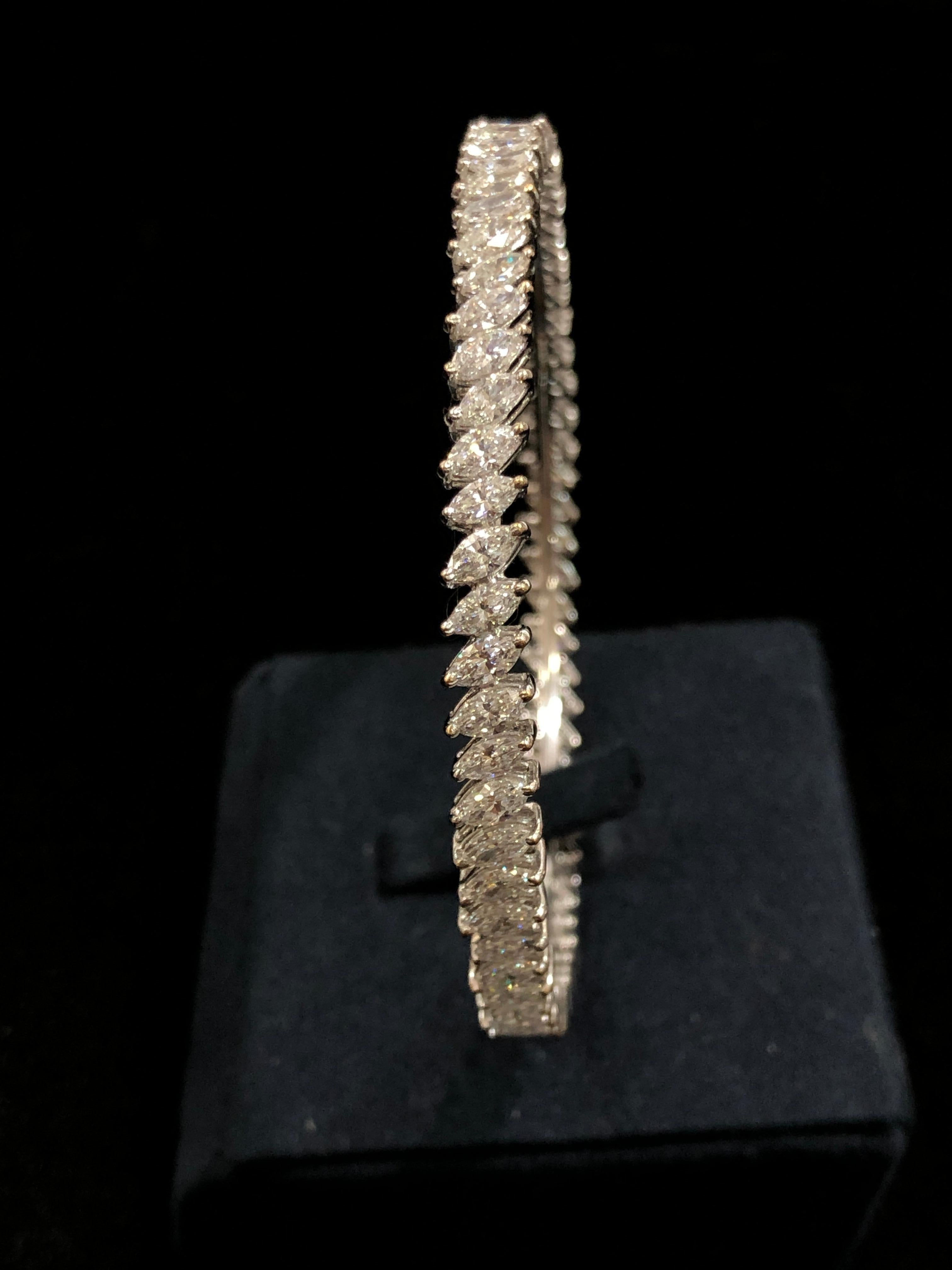Taille mixte Bracelet jonc en or 18 carats et diamants blancs  en vente