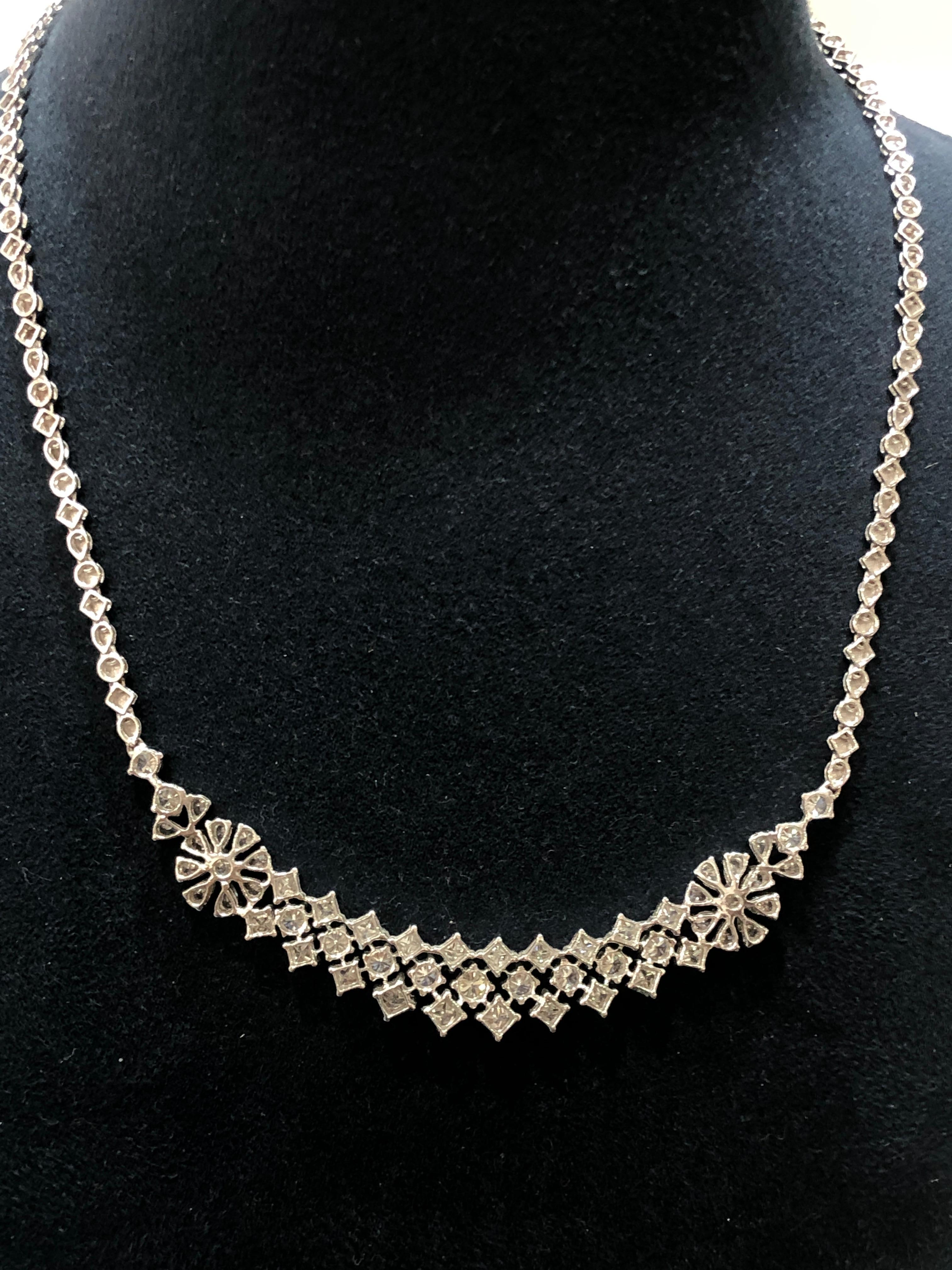 Contemporary 18 Karat Gold White Diamond Necklace For Sale