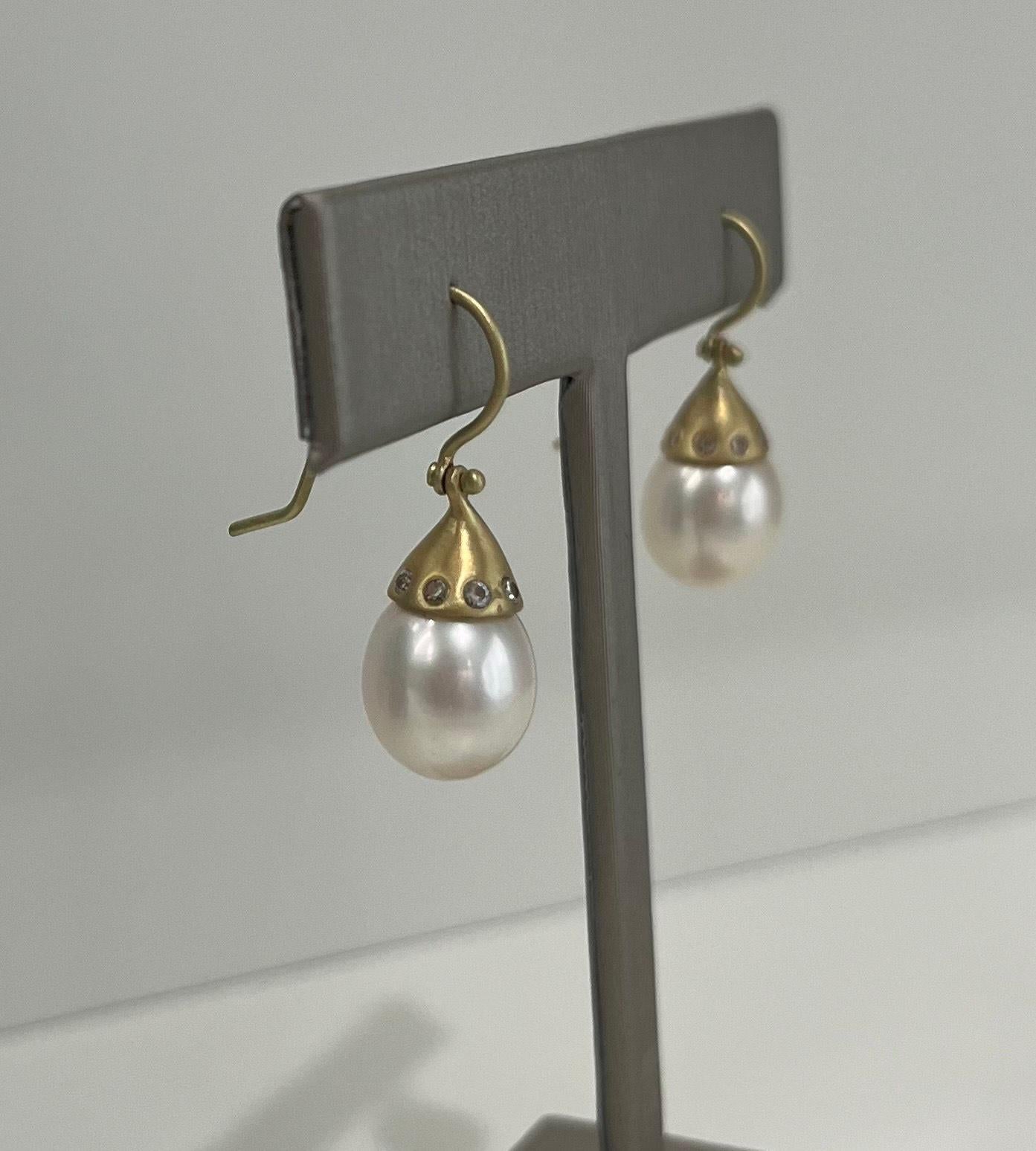 Brilliant Cut 18 Karat Gold White Freshwater Pearl Earrings For Sale