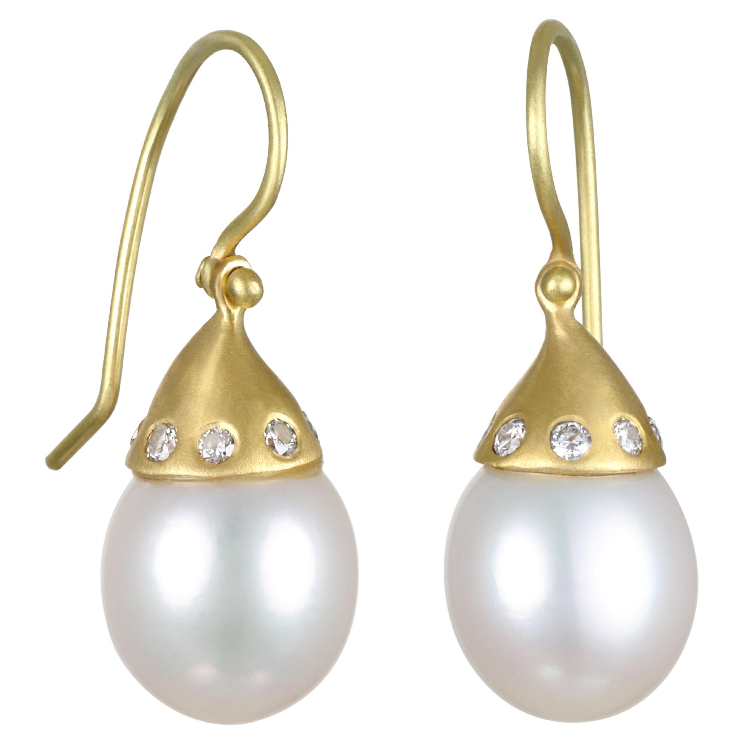 18 Karat Gold White Freshwater Pearl Earrings For Sale