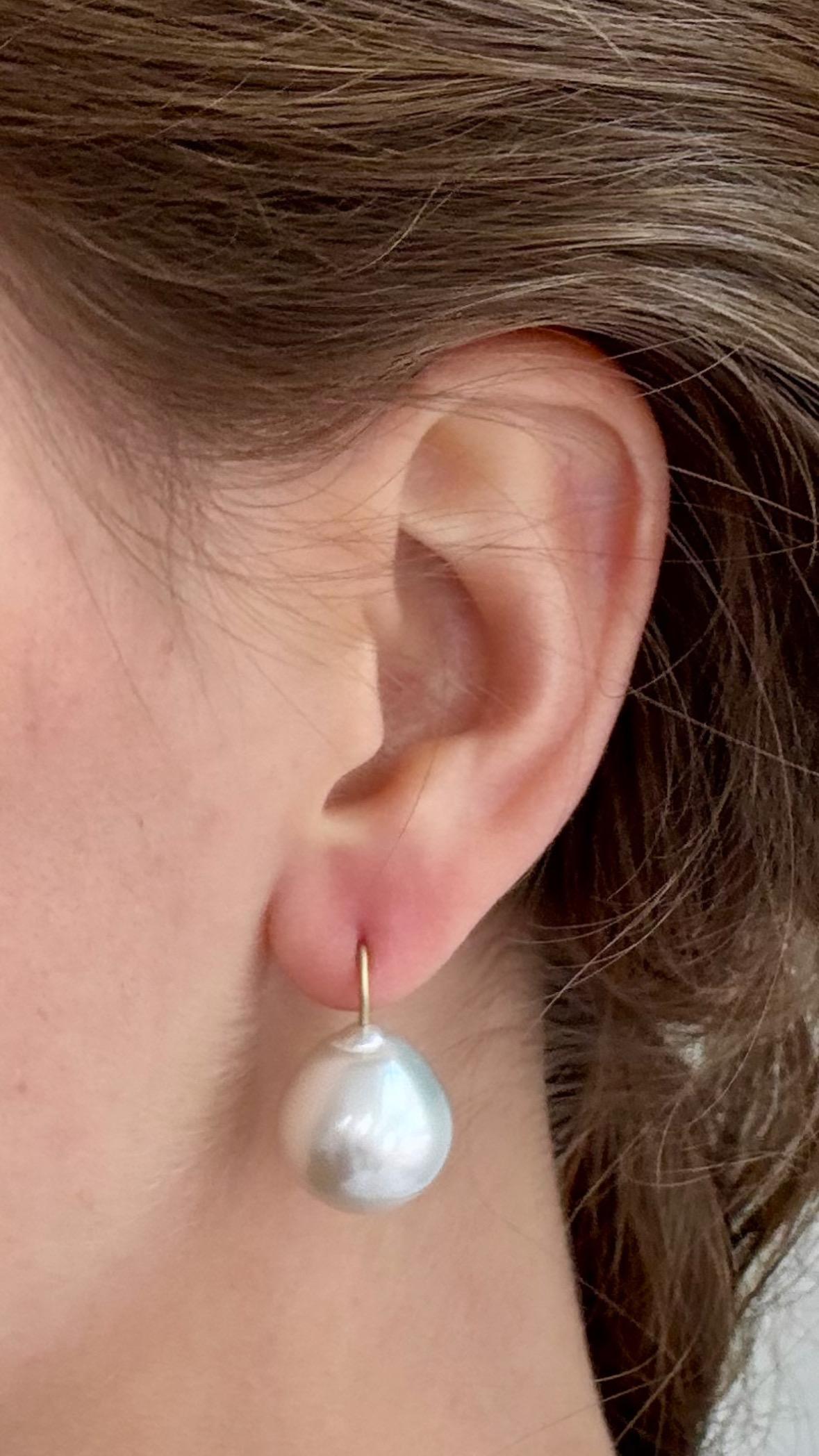 Boucle d'oreille pendante en or 18 carats avec perles blanches des mers du Sud et perles baroques

Perles 16+mm 

1