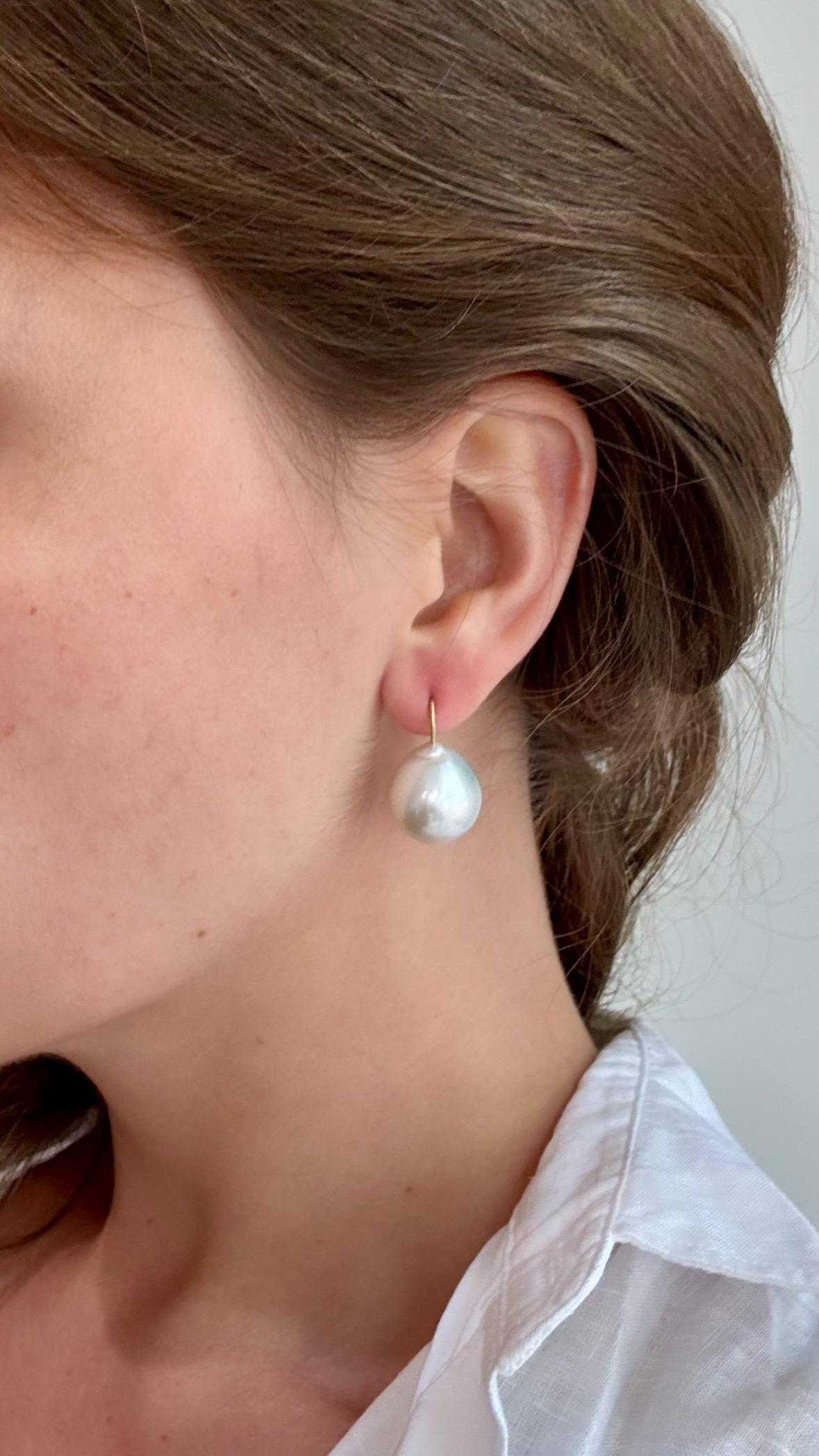 Contemporain Boucle d'oreille pendante en or 18 carats perle baroque des mers du sud blanche en vente
