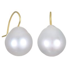 Boucle d'oreille pendante en or 18 carats perle baroque des mers du sud blanche