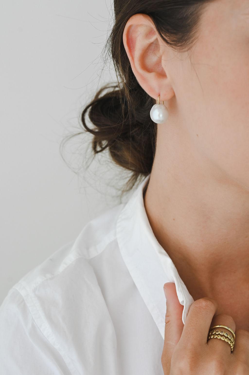 Classiques, intemporelles et tout simplement chics, les boucles d'oreilles perles baroques en or 18 carats de Faye Kim présentent une finition mate et des fils d'oreille en or 18 carats.  Chaque paire de boucles d'oreilles en perles varie légèrement