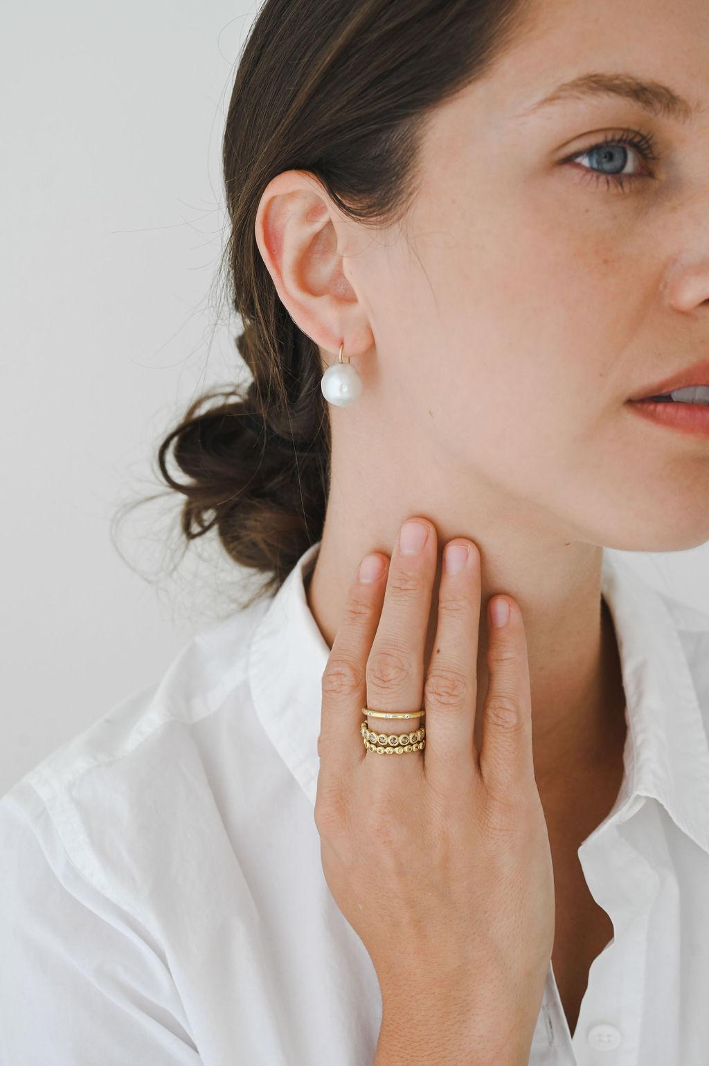 Contemporain Boucles d'oreilles pendantes en or 18 carats et perles baroques des mers du Sud en vente