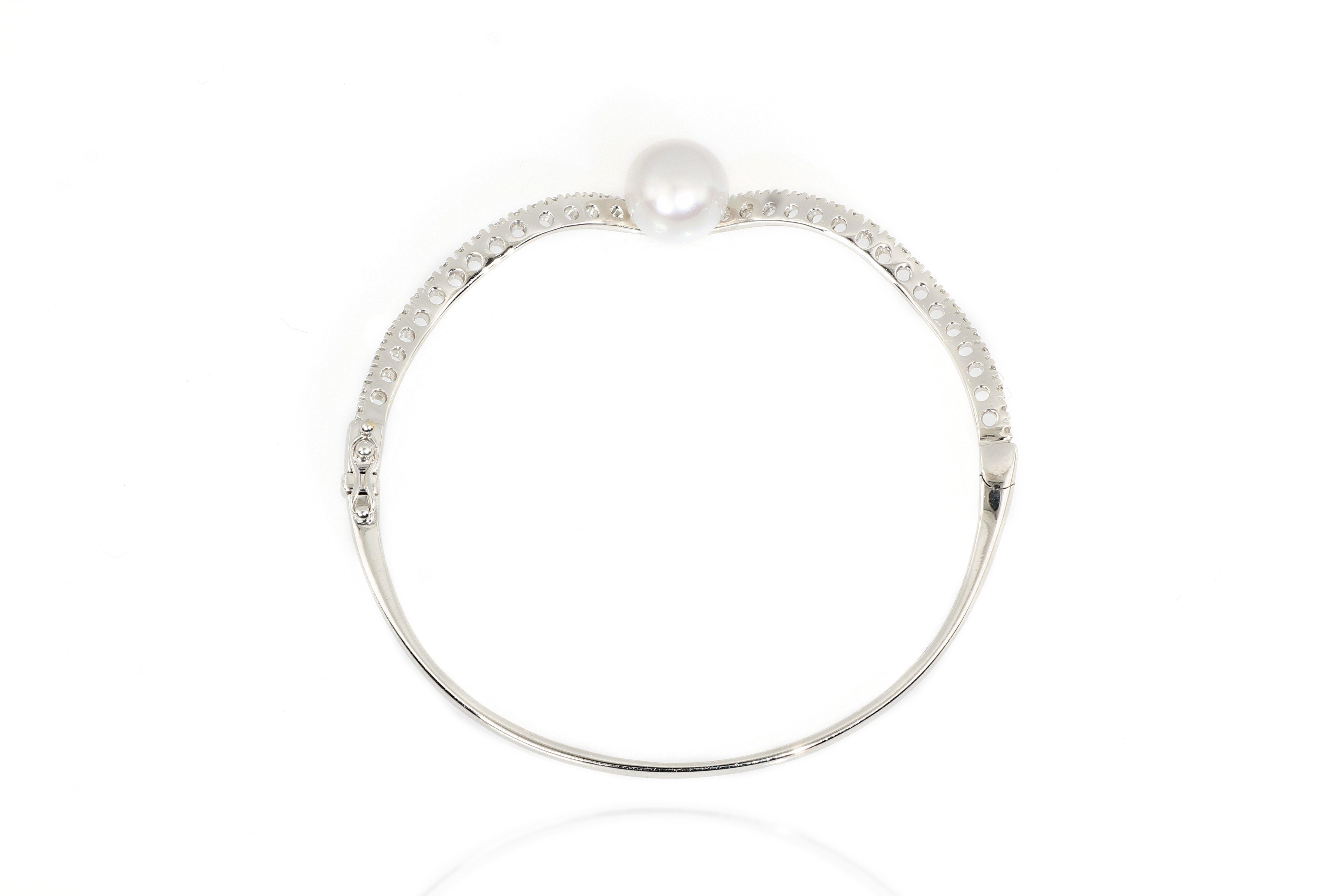  This 18 karat white gold bangle is set with a 9-10mm South Sea pearl and white Brilliant-cut diamonds weighing 0.38ct. The bangle is in wave shape, very stylish and elegant.
O’Che 1867 was founded one and a half centuries ago in Macau. The brand is