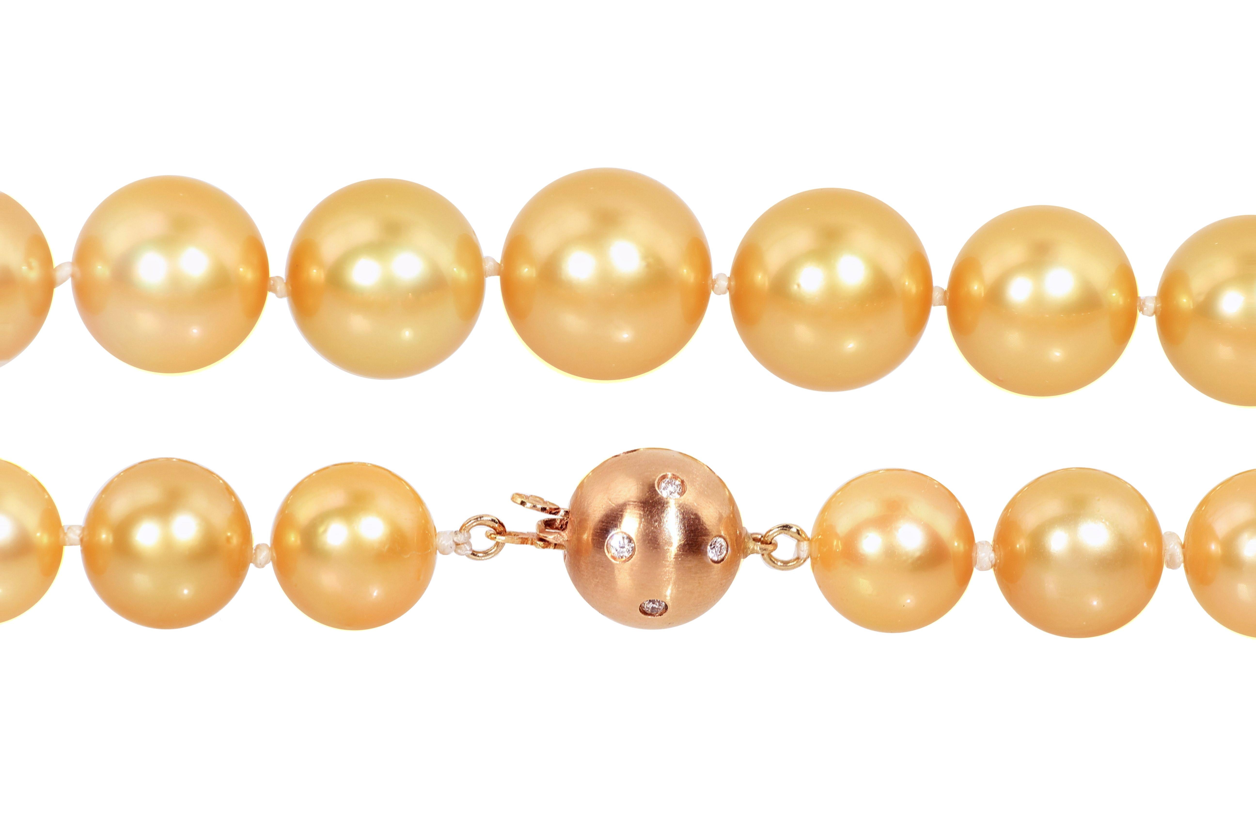 Goldene Südseeperlenkette aus Gold mit Verschluss aus 18 Karat Gold mit Diamanten Damen im Angebot