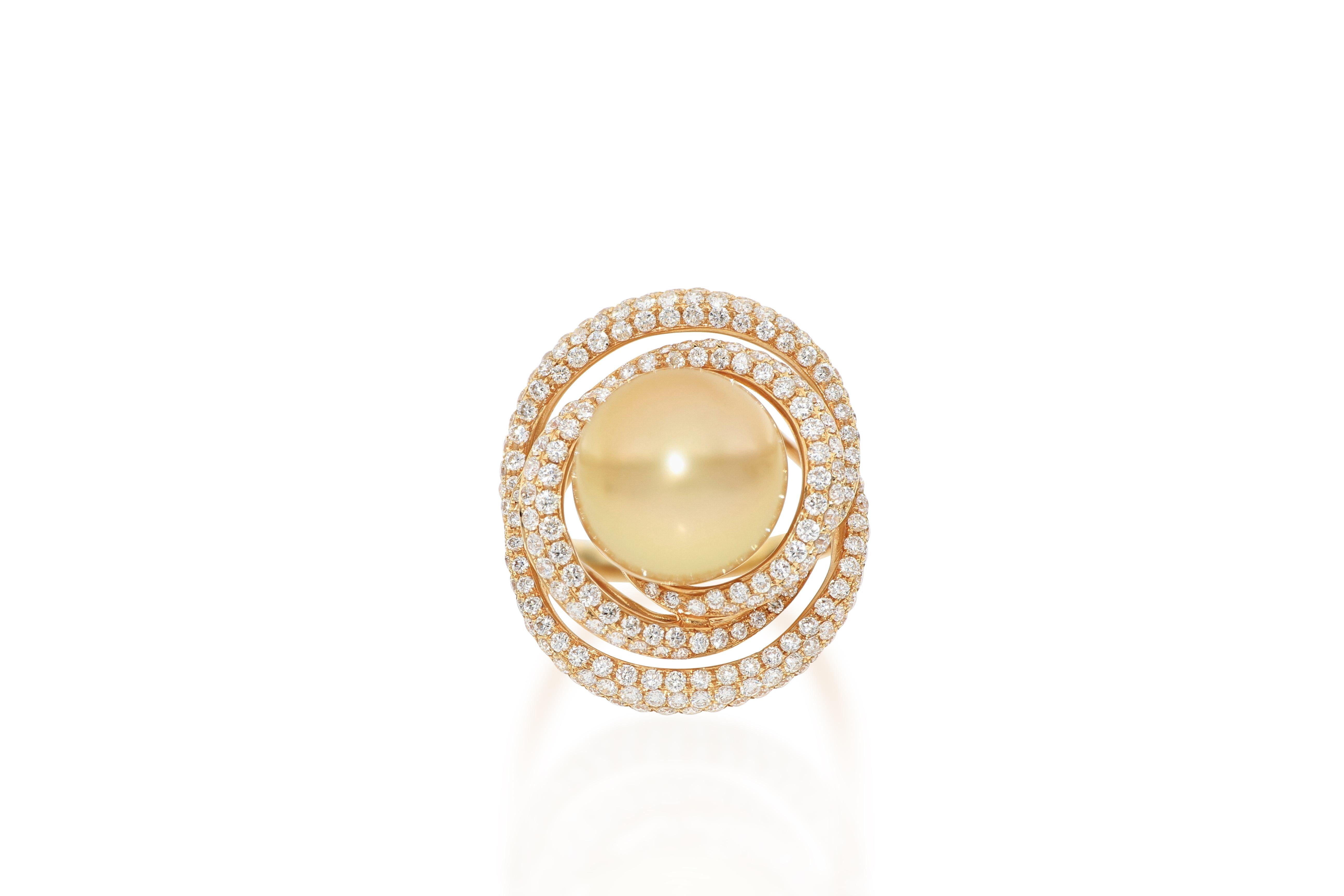 The elegant ring centering on a fabulous South Sea Golden Pearl 13 mm, is surrounded by brilliant-cut diamonds weighing 1.88 carats, mounted in 18 karat rose gold.
The company was founded one and a half centuries ago in Macau. The brand is renowned
